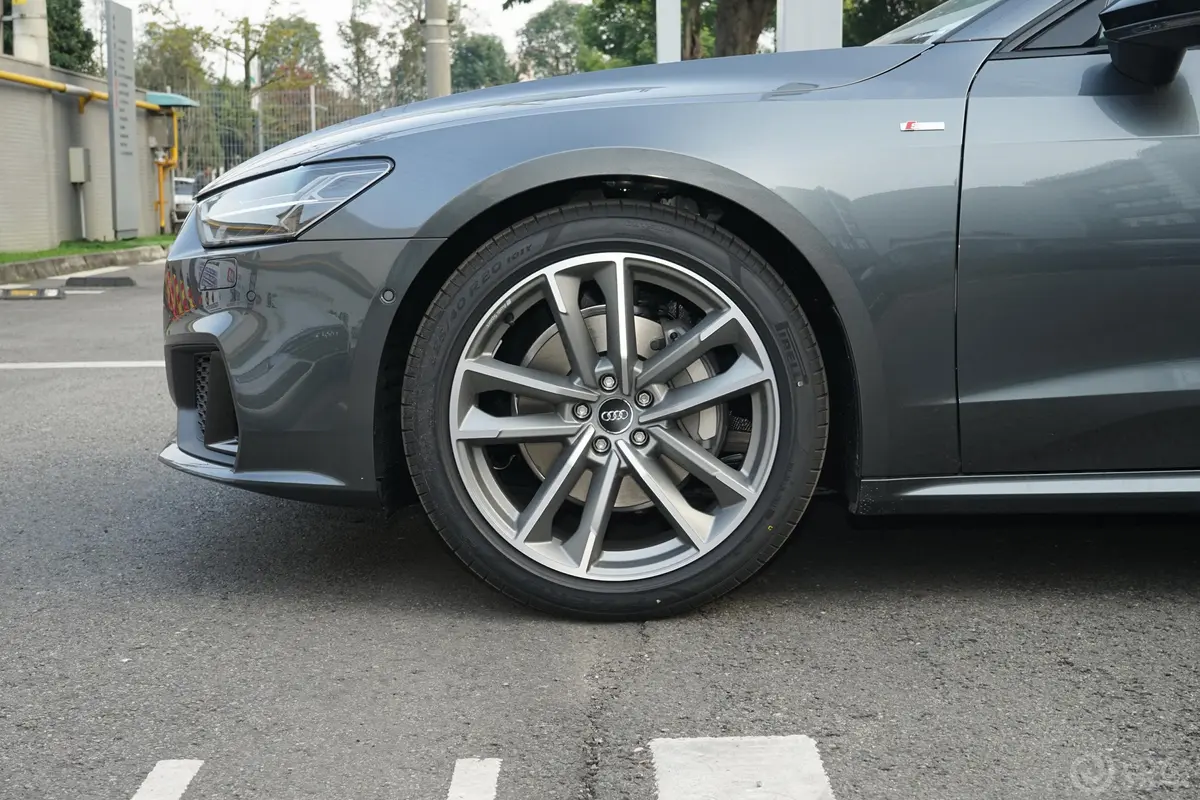 奥迪A745 TFSI 臻选型外观