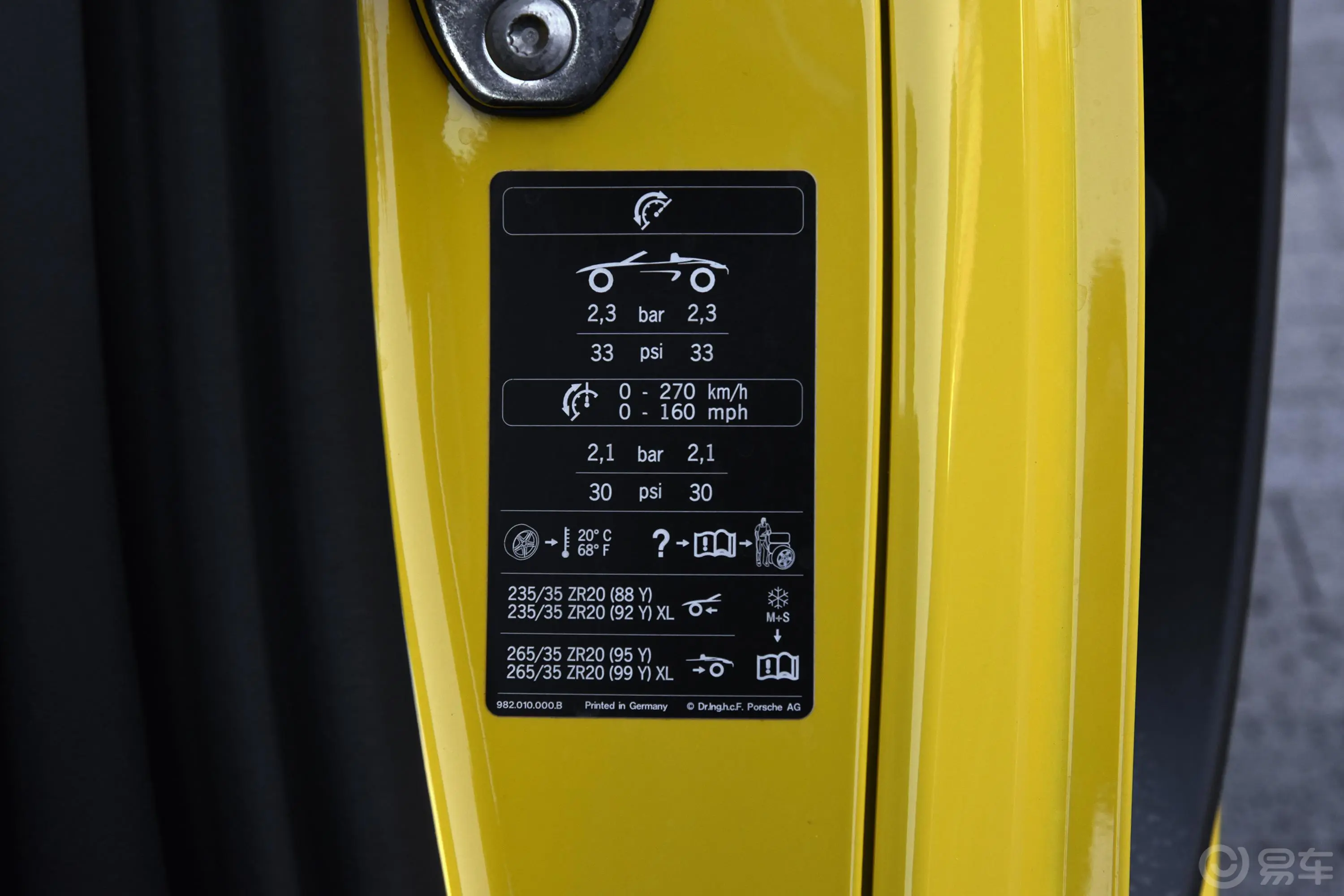 保时捷718Boxster 2.0T胎压信息铭牌