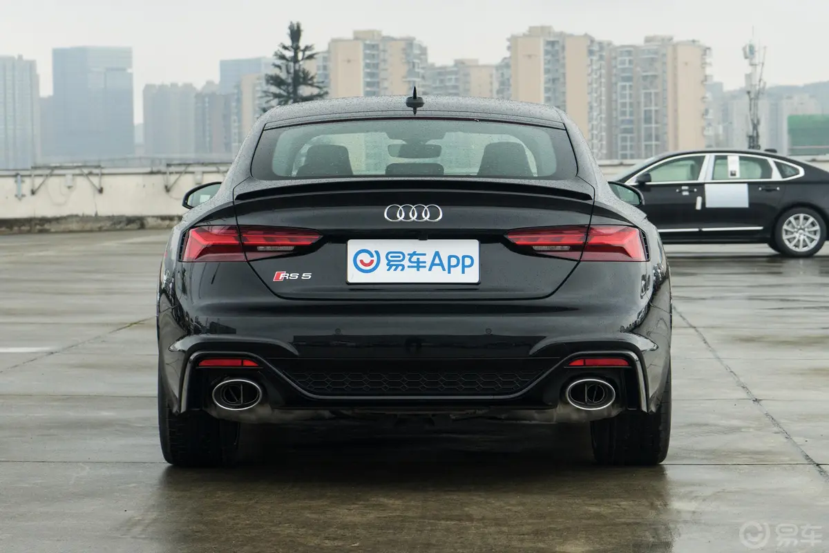 奥迪RS 52.9T Sportback 黑曜版正后水平