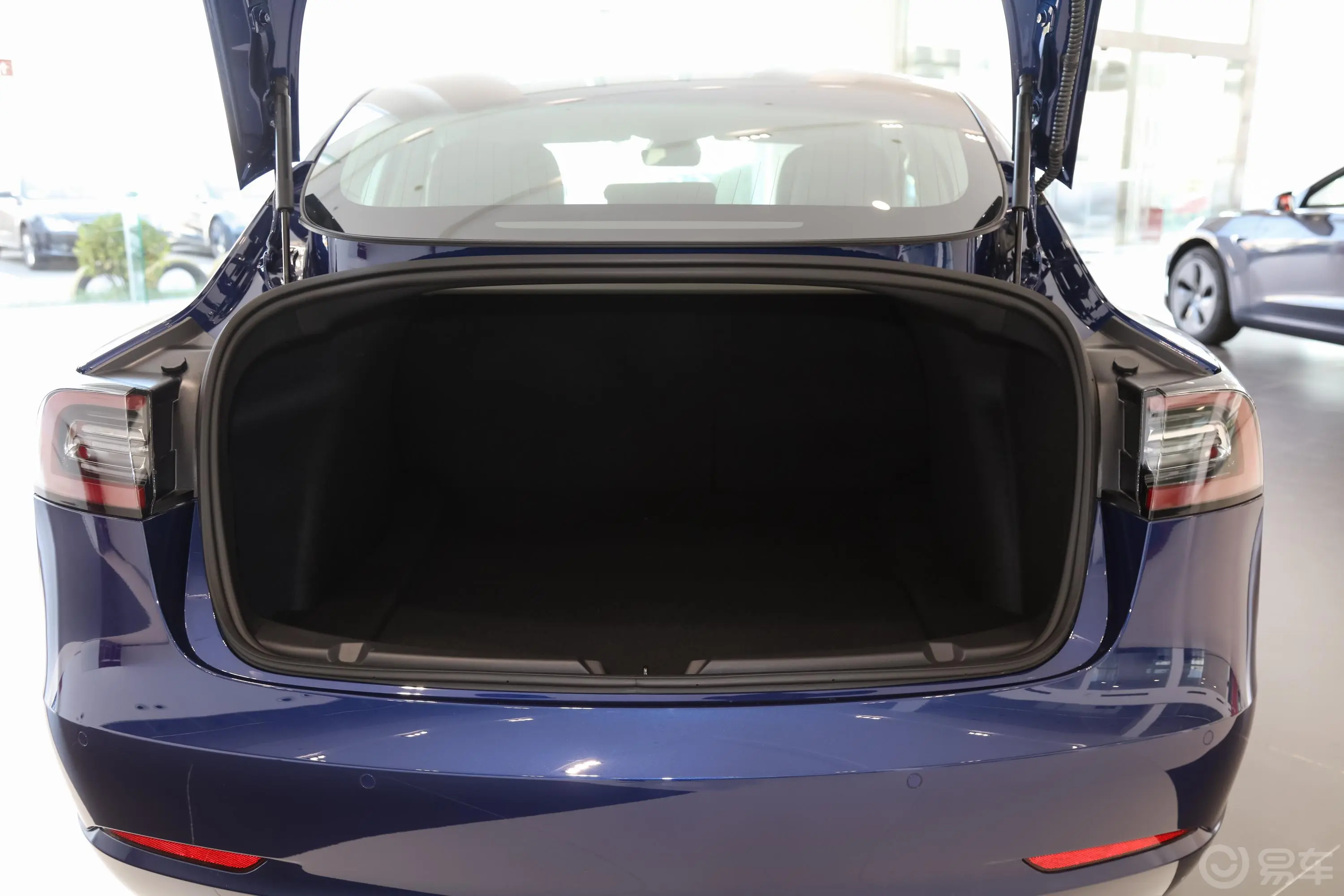 Model 3改款 标准续航后轮驱动升级版后备厢空间特写