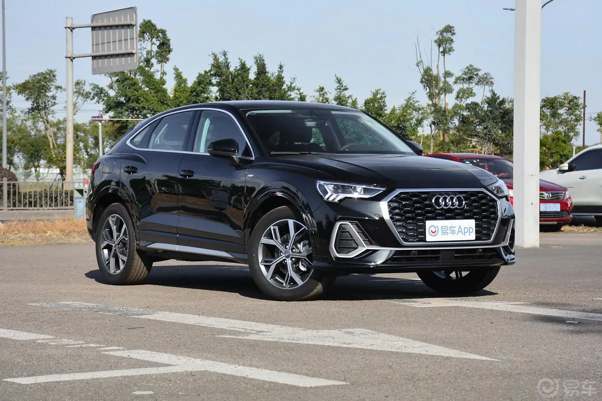 奥迪Q3 Sportback40 TFSI 时尚型侧前45度车头向右水平