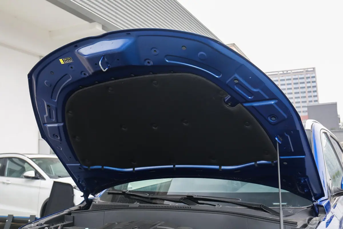 风光E3 增程版智尊型发动机舱盖内侧