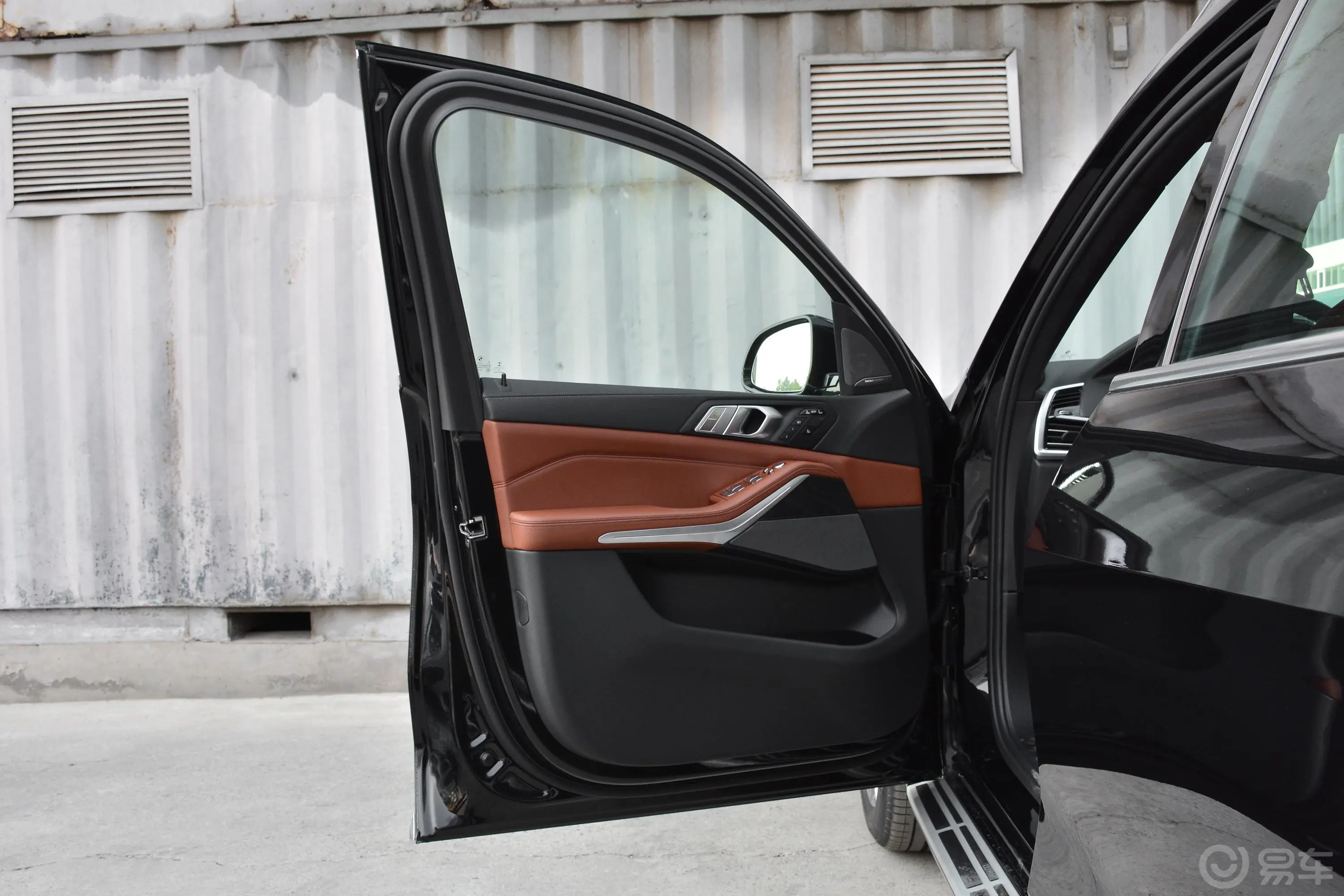 宝马X7xDrive40i 尊享型 豪华套装驾驶员侧前车门