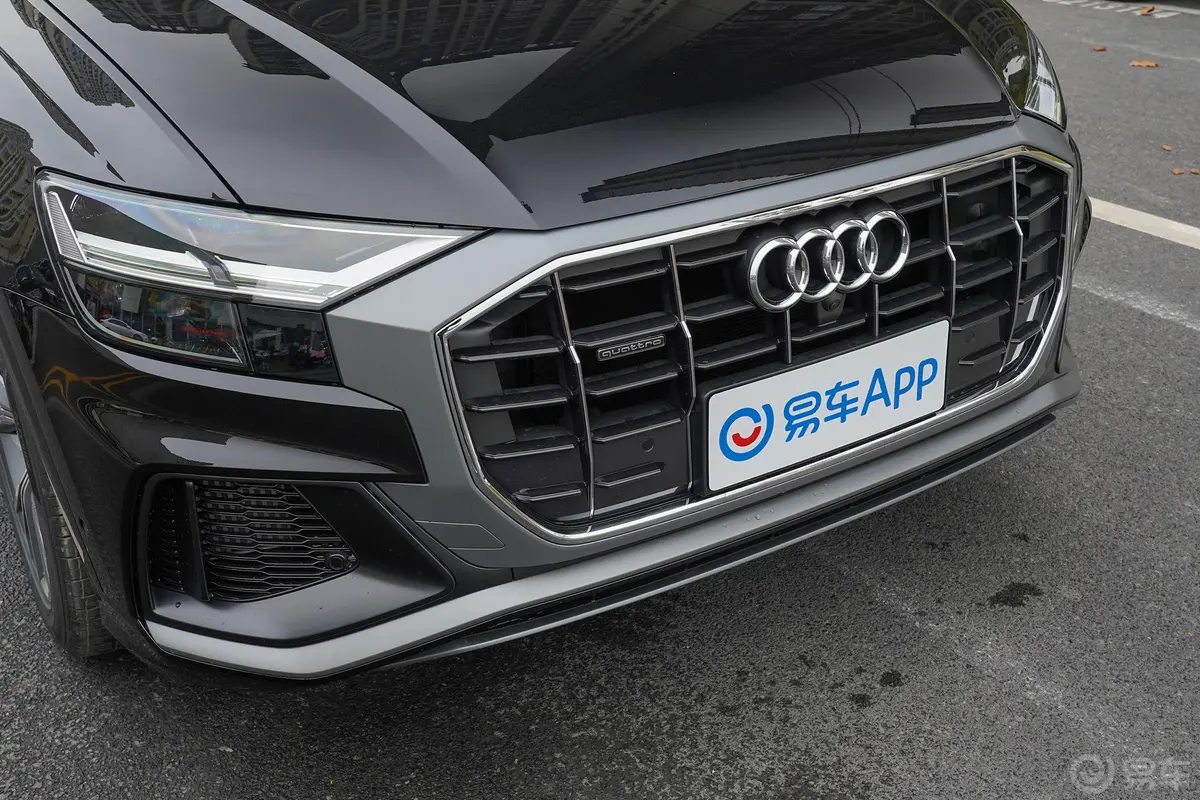 奥迪Q855 TFSI quattro 豪华动感型前格栅侧俯拍