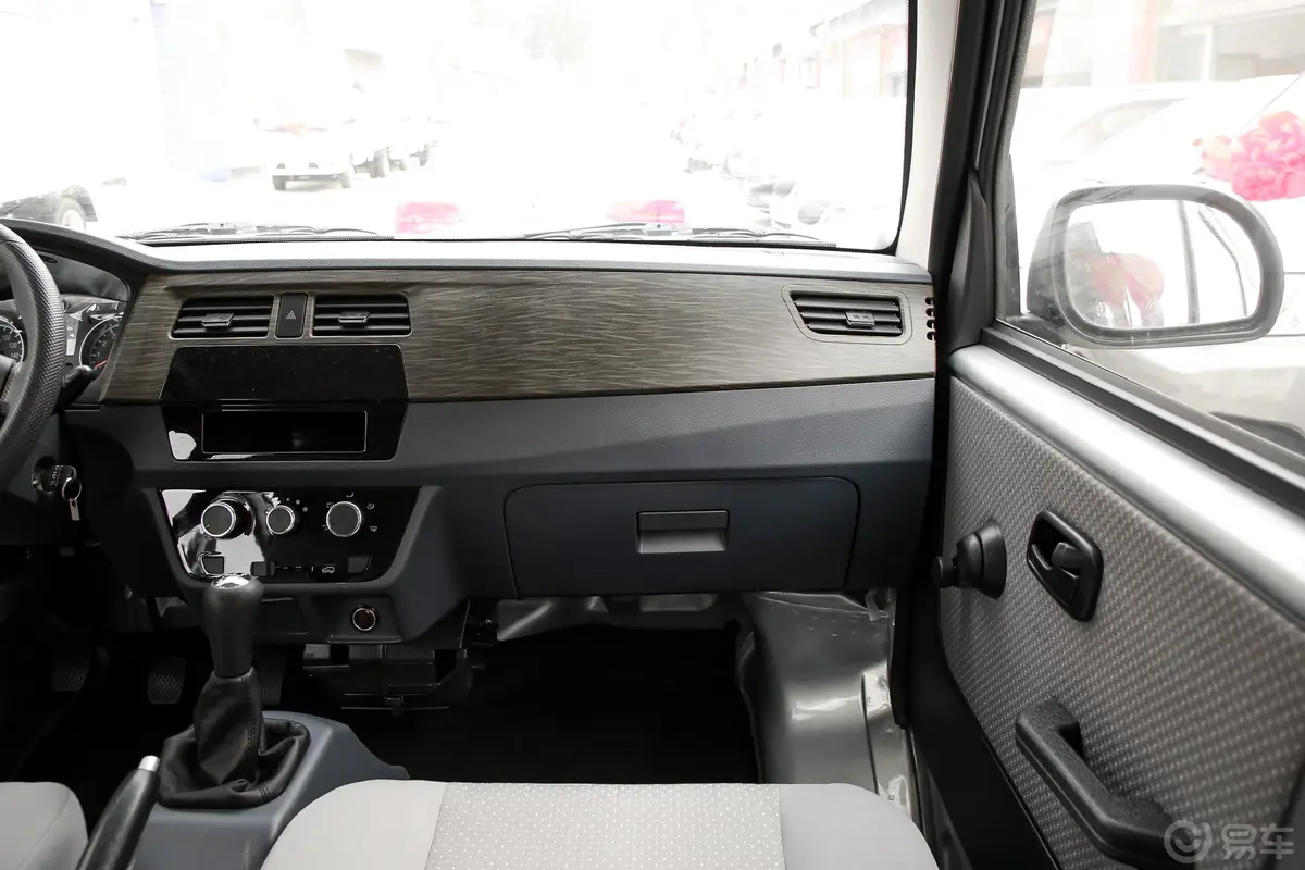 金杯小海狮X30厢货 1.5L 手动 标准中央空调版 2/5座 国VI副驾驶位区域