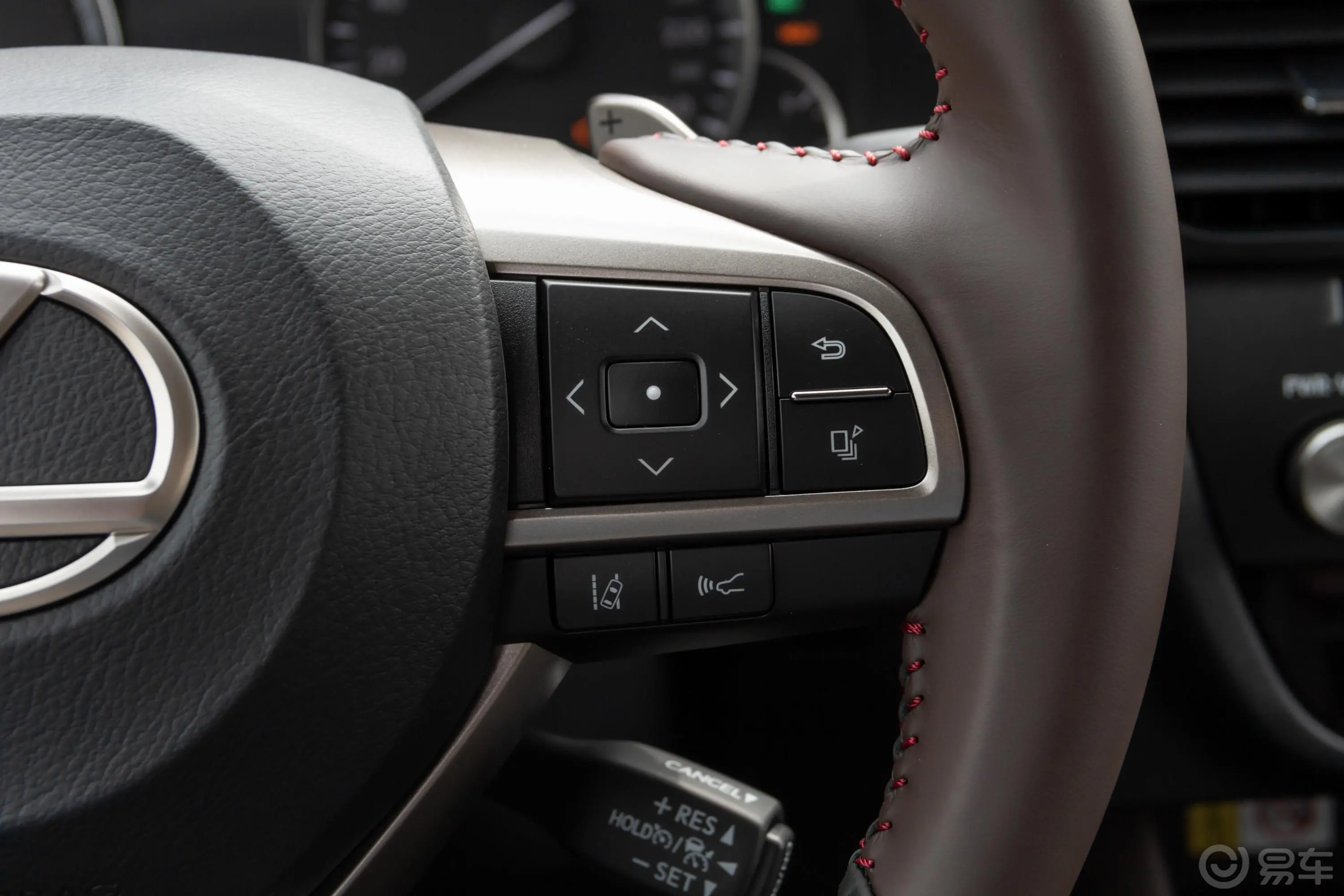 雷克萨斯RX改款 450hL 典雅版 7座右侧方向盘功能按键