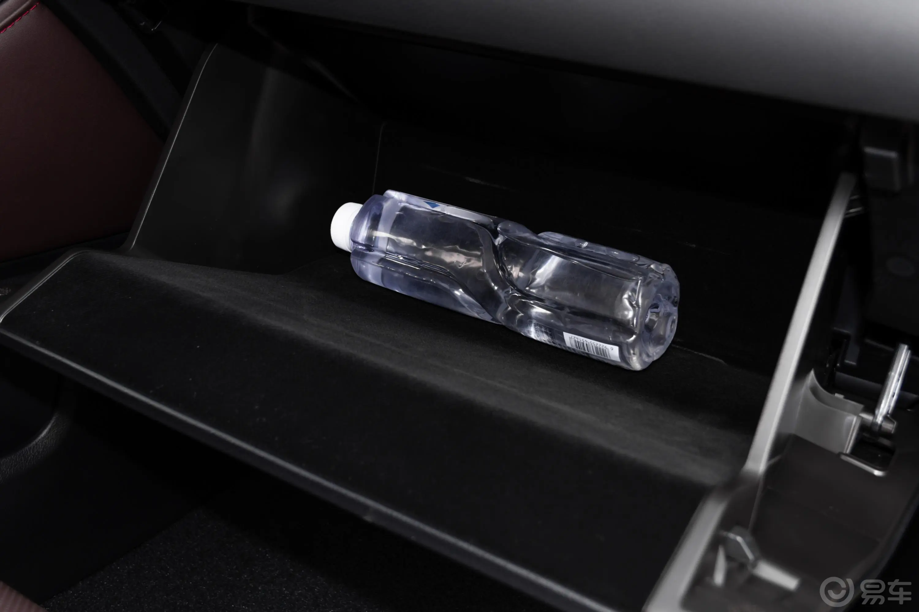 雷克萨斯RX改款 450hL 典雅版 7座手套箱空间水瓶横置