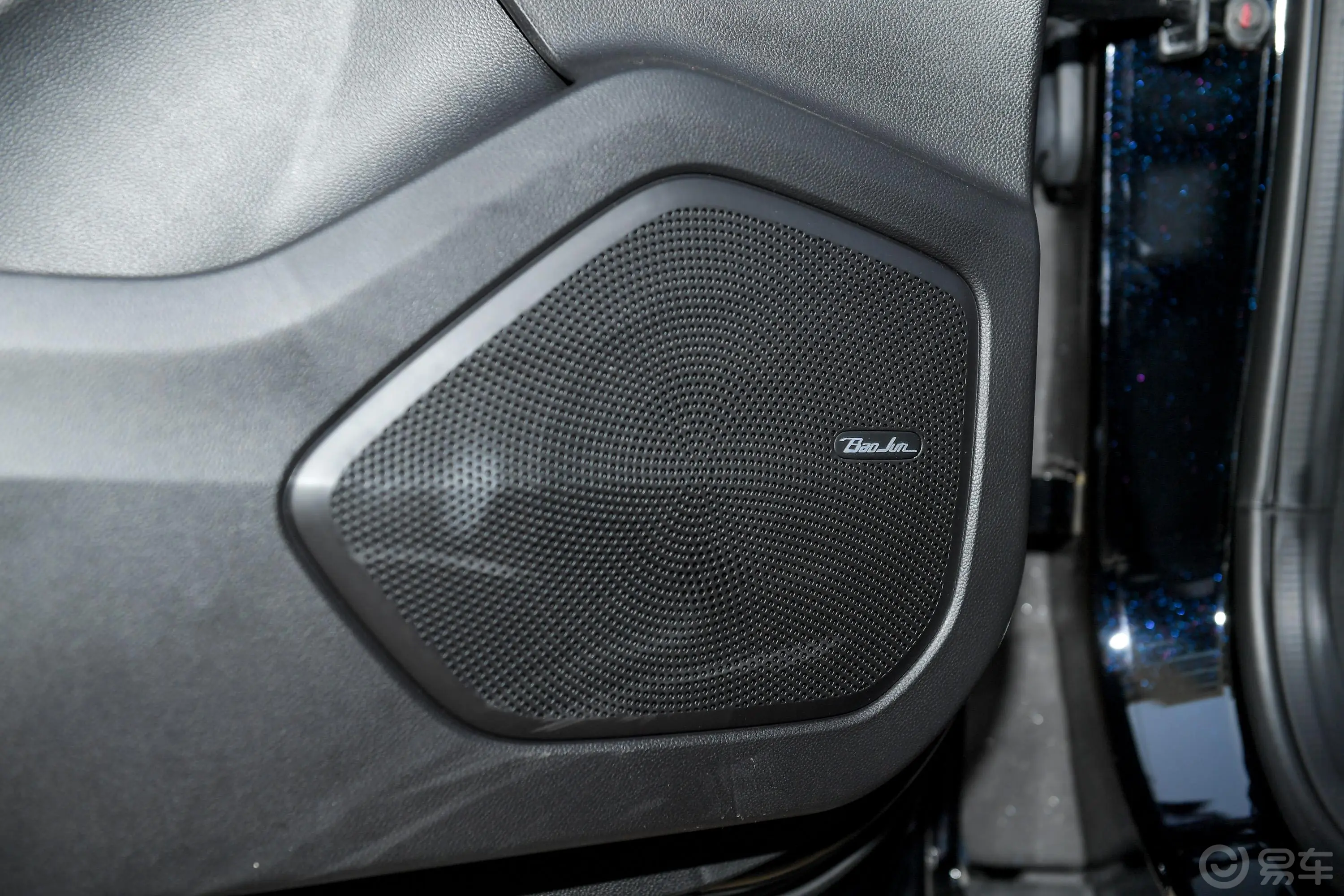 宝骏530全球车周年纪念版 1.5T CVT 豪华型 5座音响和品牌