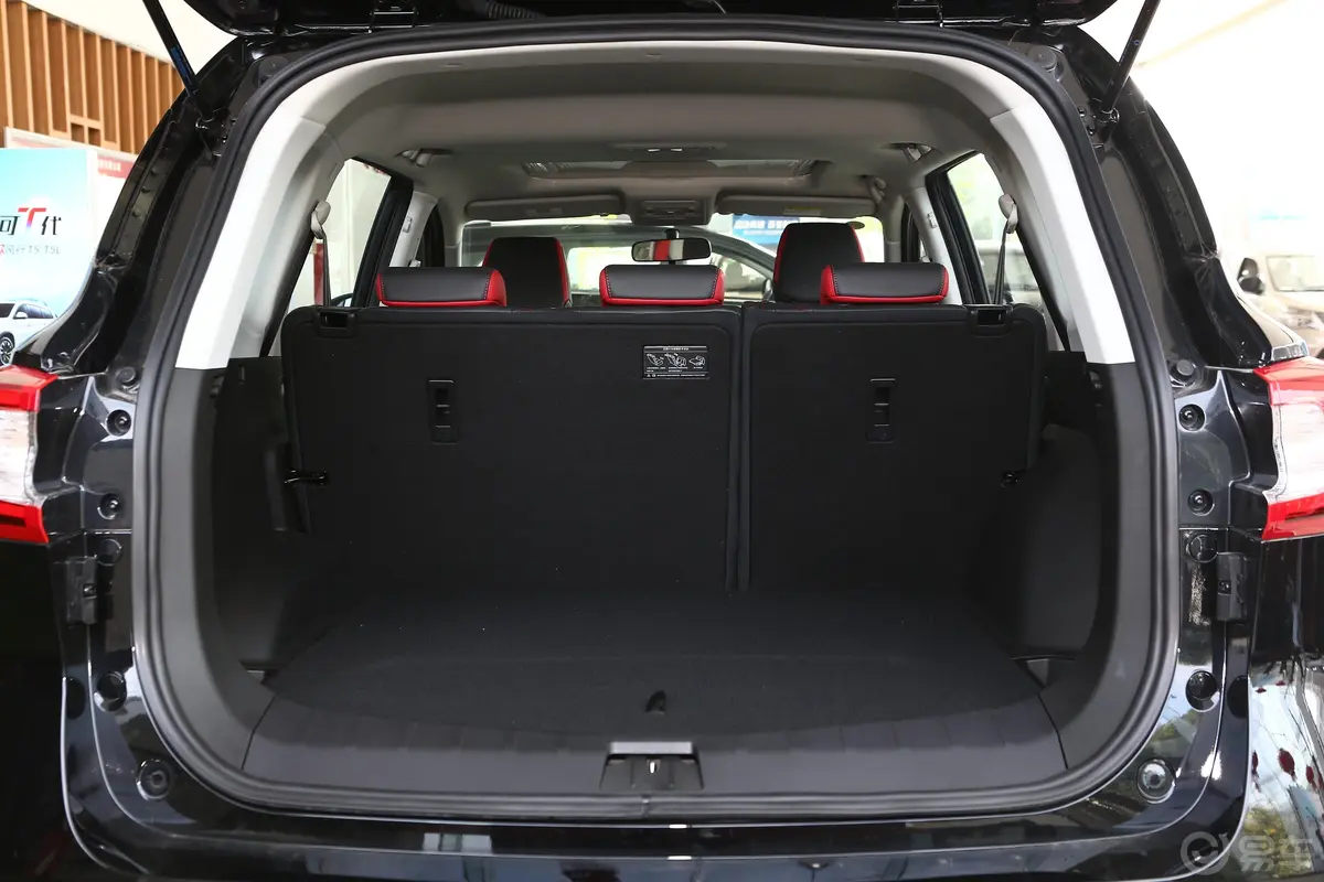 风行T5改款 1.6L 手动 舒适型后备厢空间特写