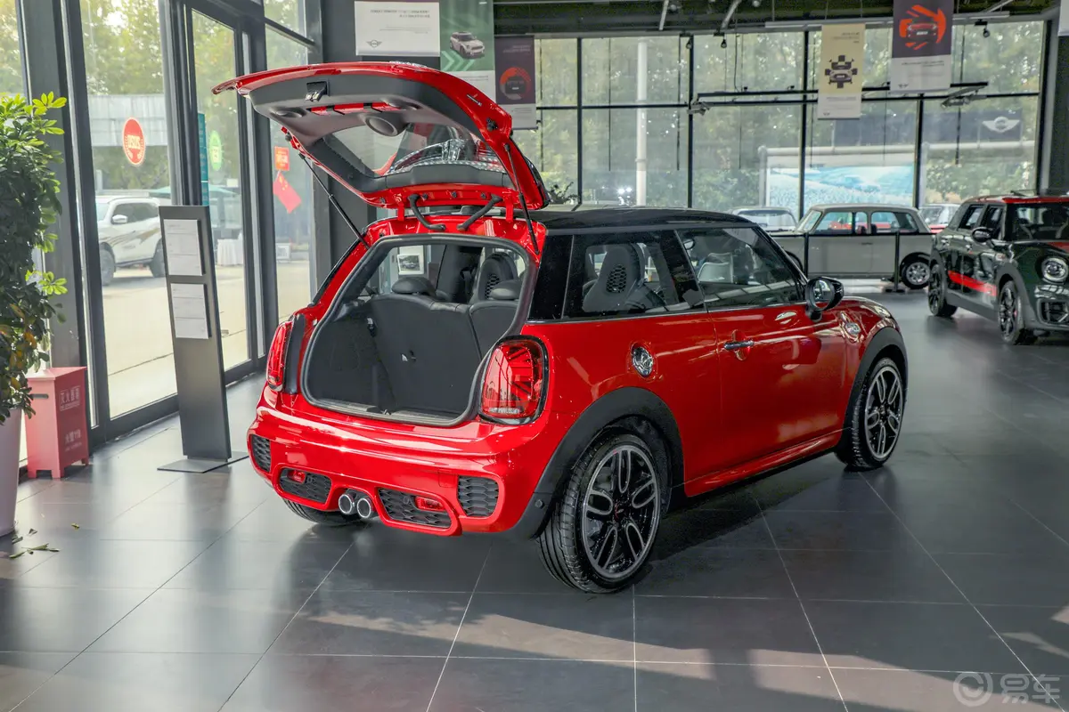 MINI2.0T COOPER S 赛车手后备厢开启45度侧拍