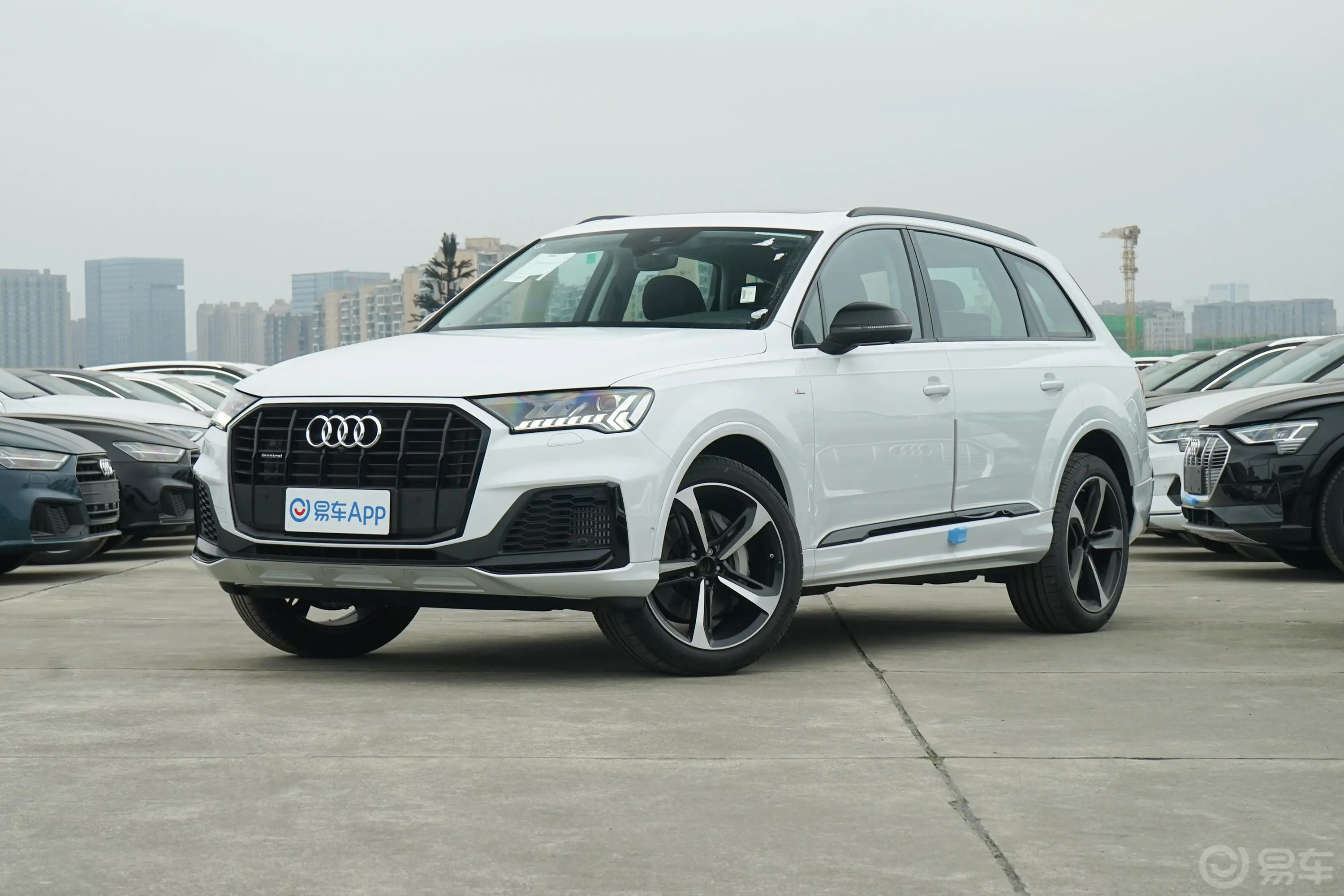 奥迪Q755 TFSI quattro S line 运动型侧前45度车头向左水平