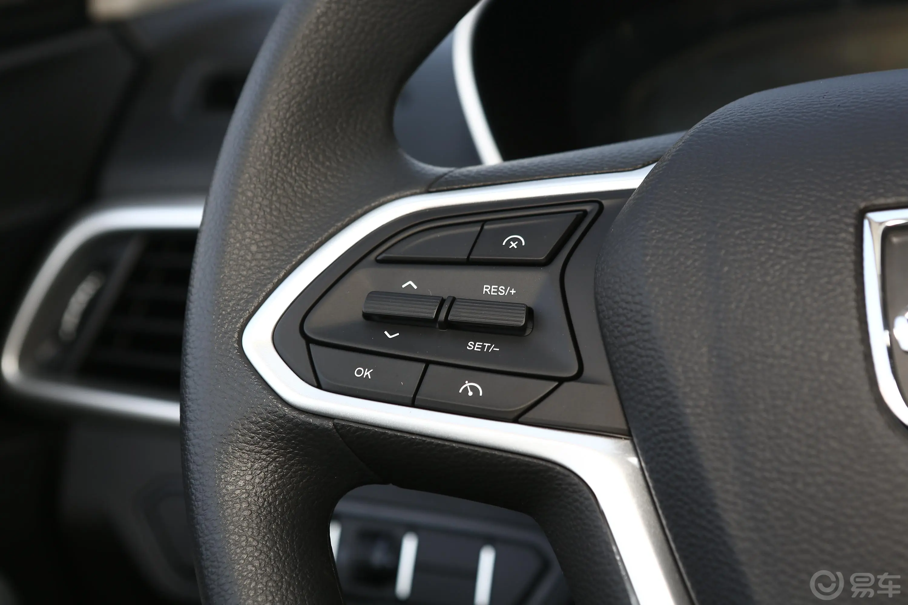 宝骏530全球车周年纪念版 1.5T 手动 豪华型 6座左侧方向盘功能按键
