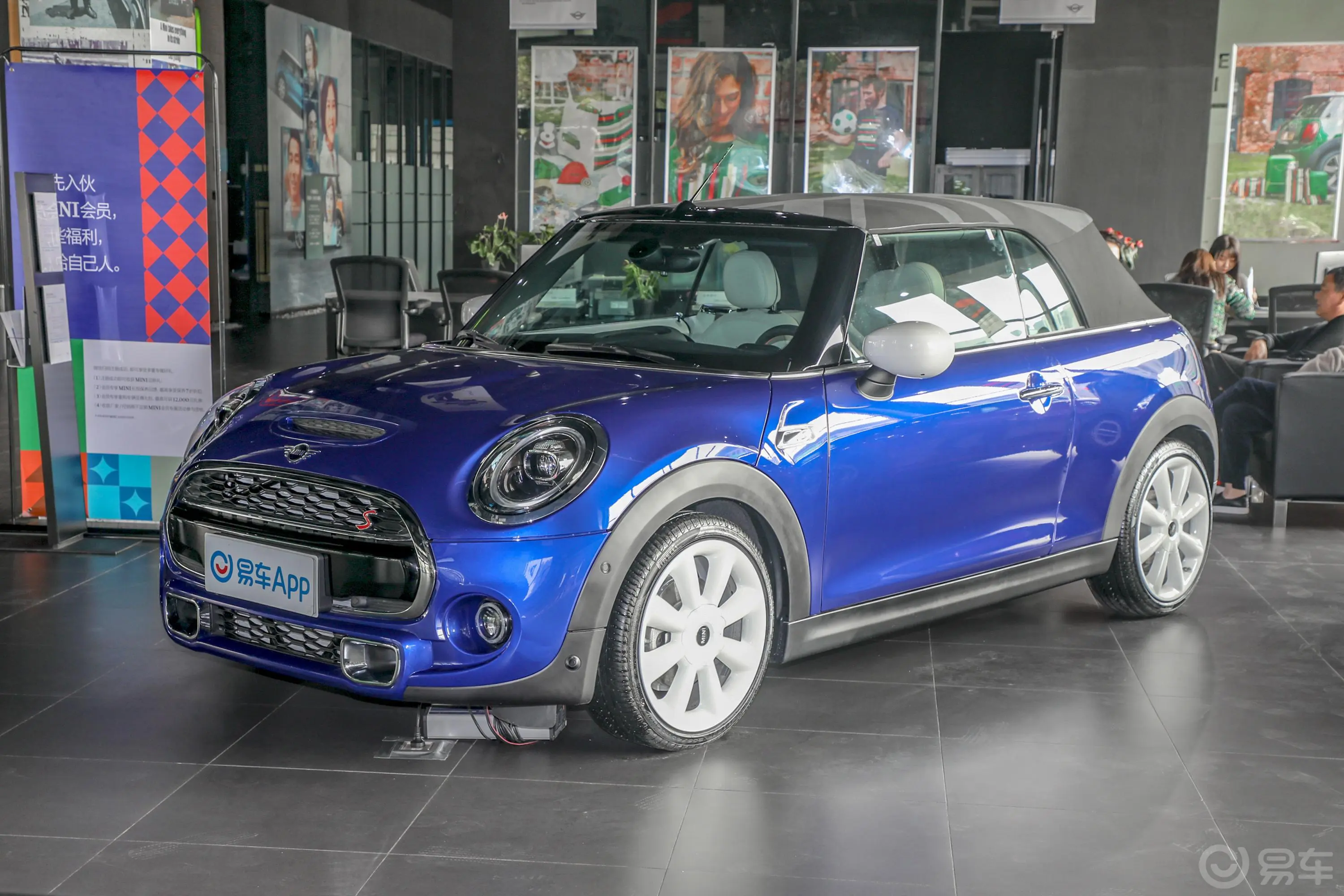 MINI CABRIO2.0T COOPER S CABRIO 艺术家侧前45度车头向左水平