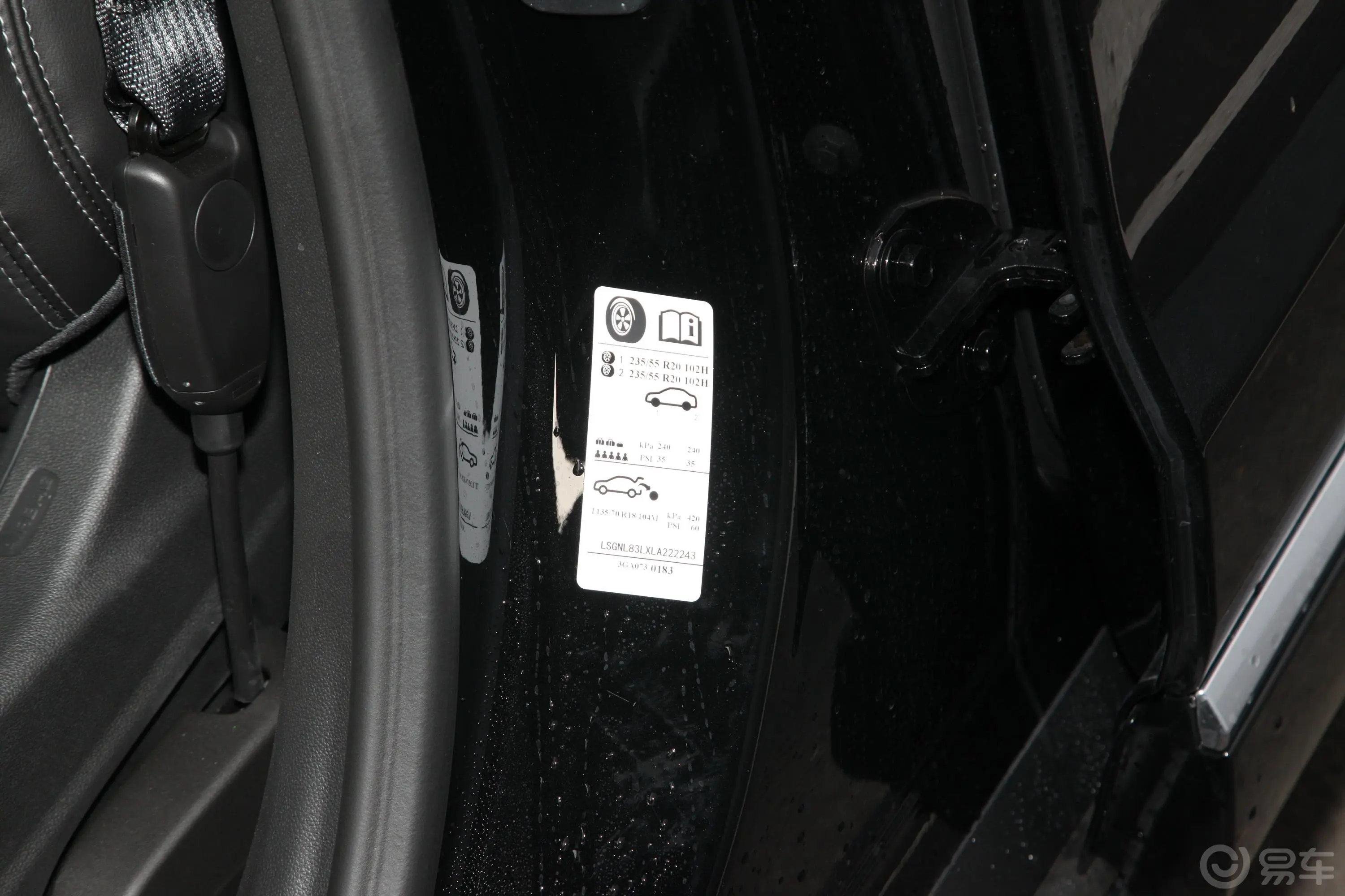 凯迪拉克XT628T 两驱 豪华运动型-至享安全版 6座胎压信息铭牌