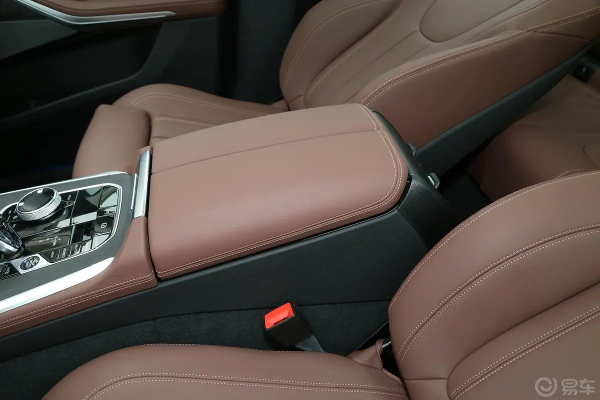 宝马X5(进口)xDrive40i M运动套装前排中央扶手