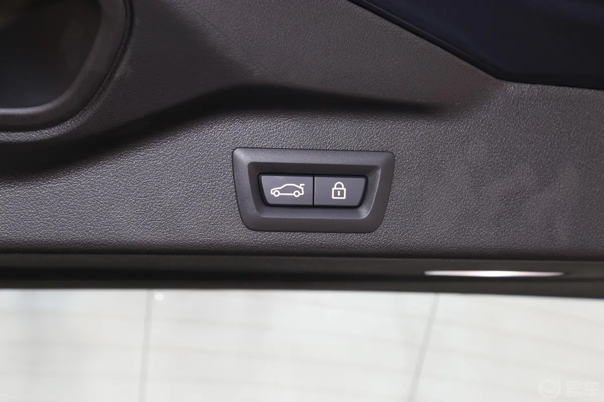 宝马X5(进口)xDrive40i 尊享型 M运动套装电动尾门按键（手动扶手）