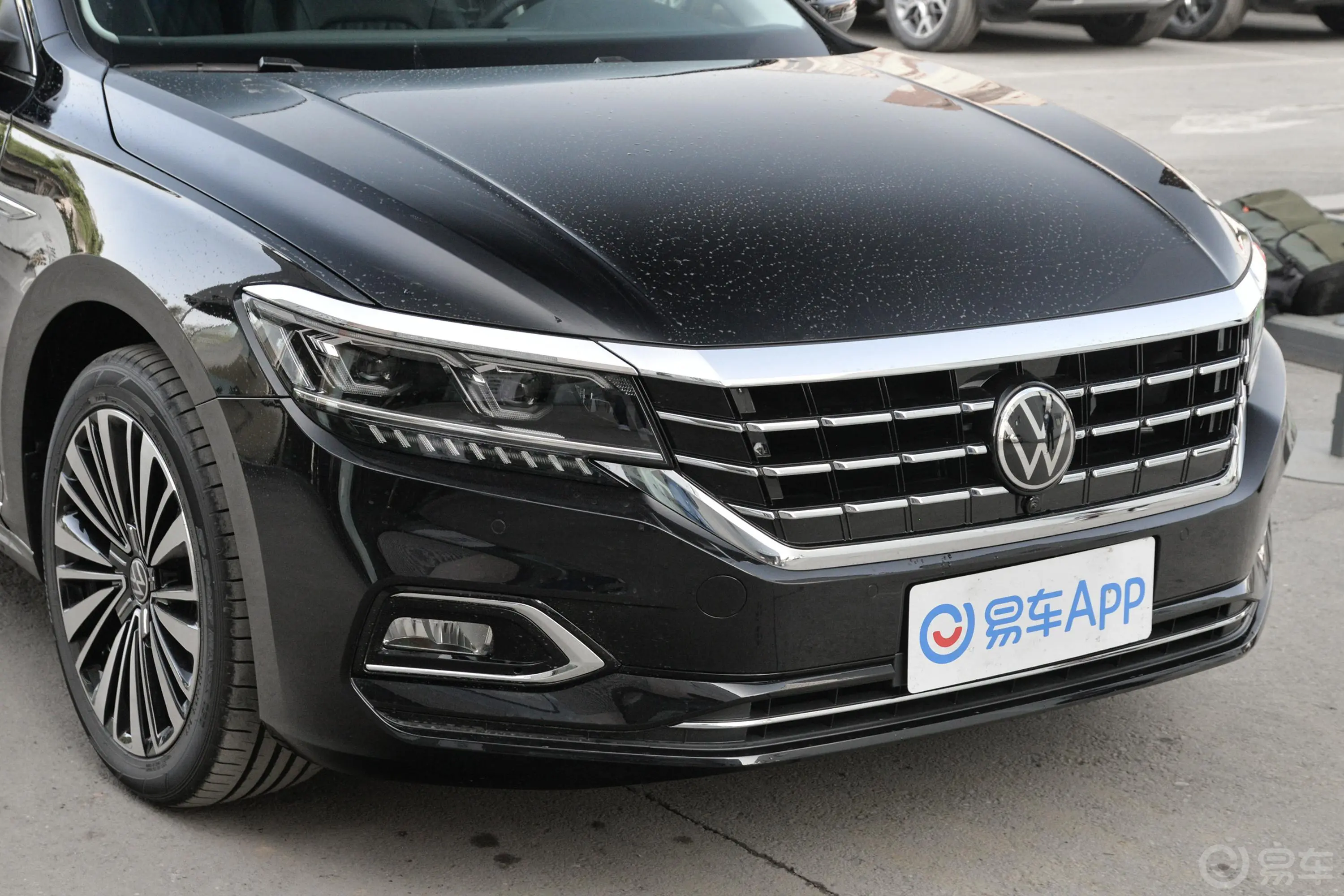 帕萨特改款 330TSI 双离合 尊贵版 国VI前格栅侧俯拍