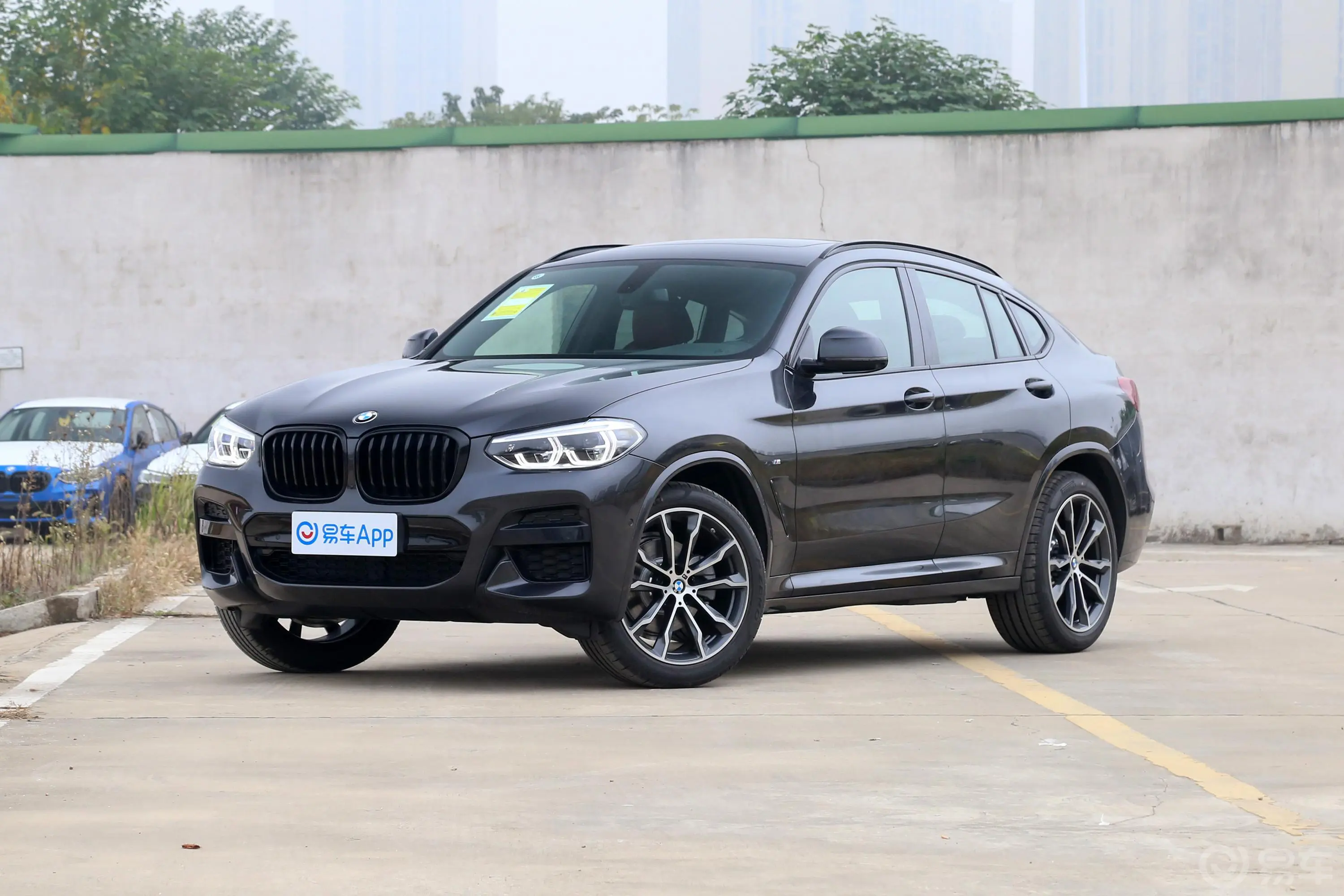 宝马X4xDrive 25i M运动曜夜套装侧前45度车头向左水平