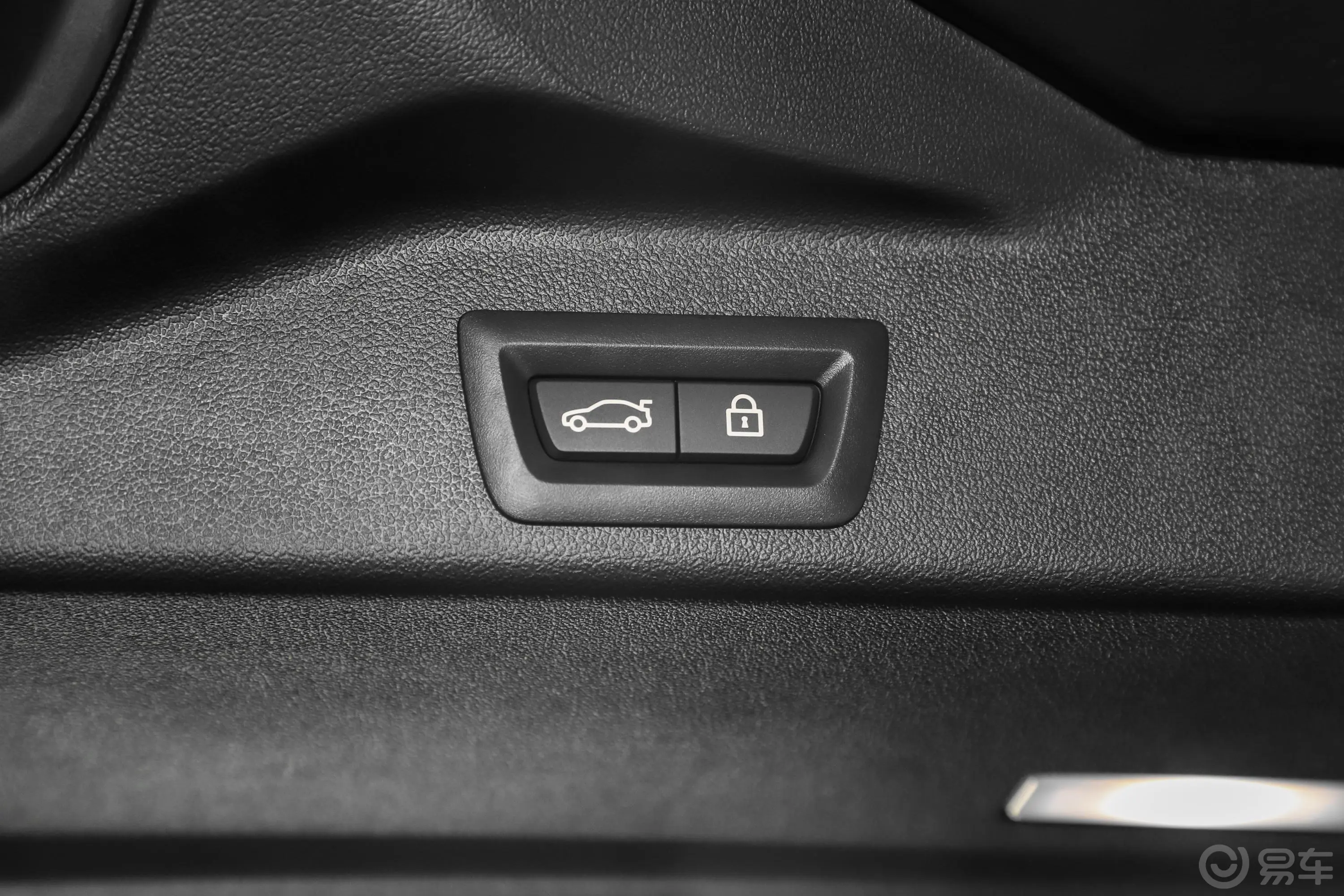 宝马X5(进口)xDrive30i M运动套装电动尾门按键（手动扶手）