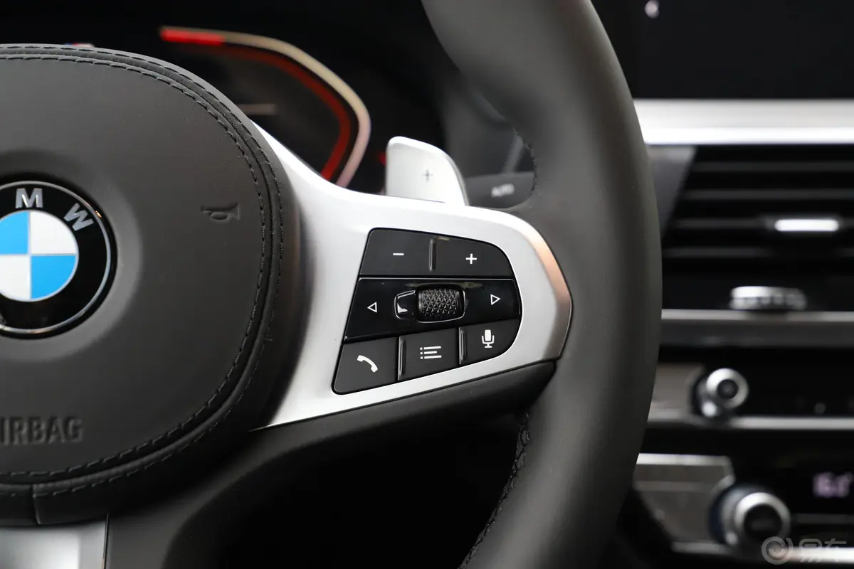 宝马X4xDrive25i M运动套装右侧方向盘功能按键