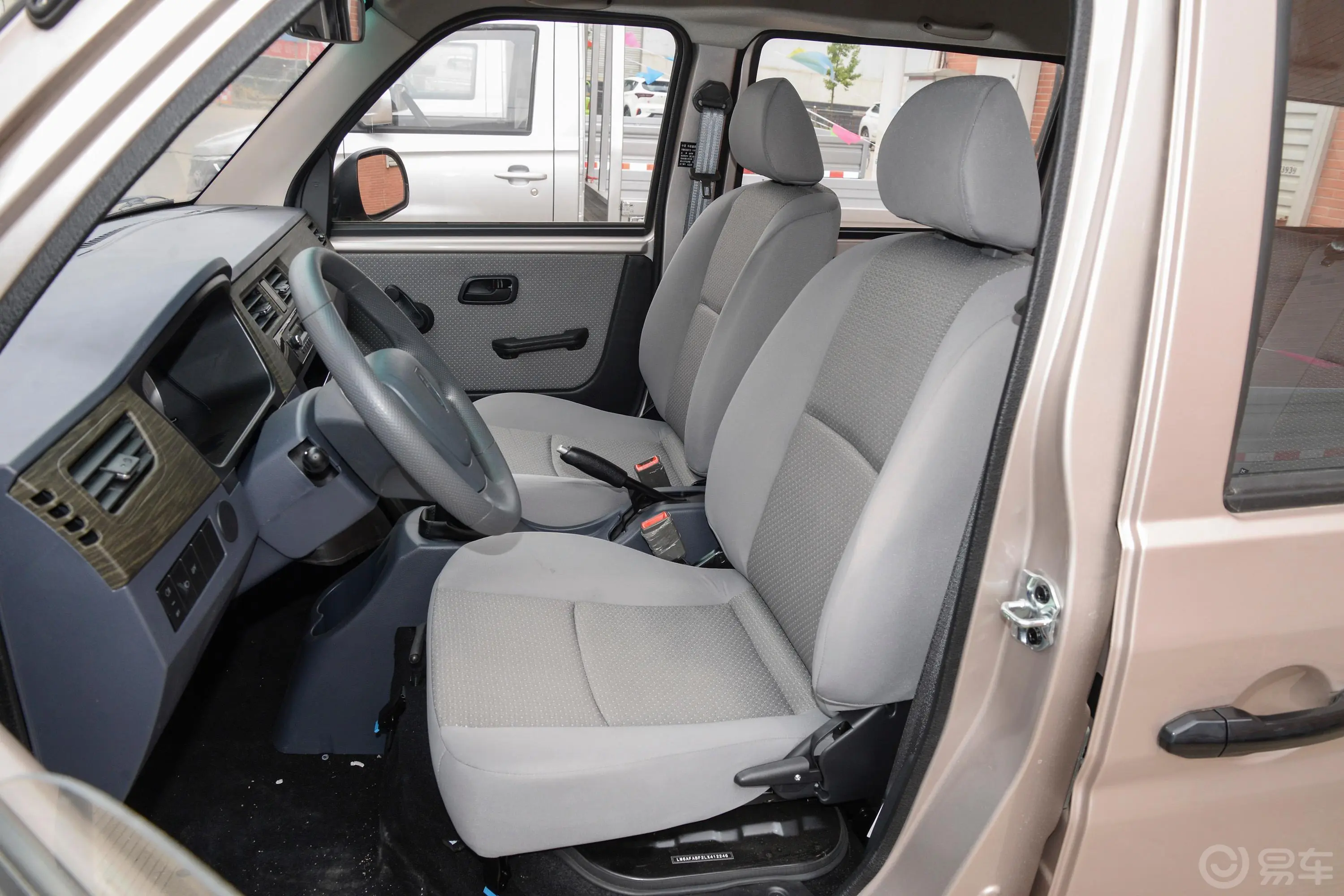 金杯小海狮X30客车 1.5L 手动 标准无空调版 5/6/7座 国VI驾驶员座椅
