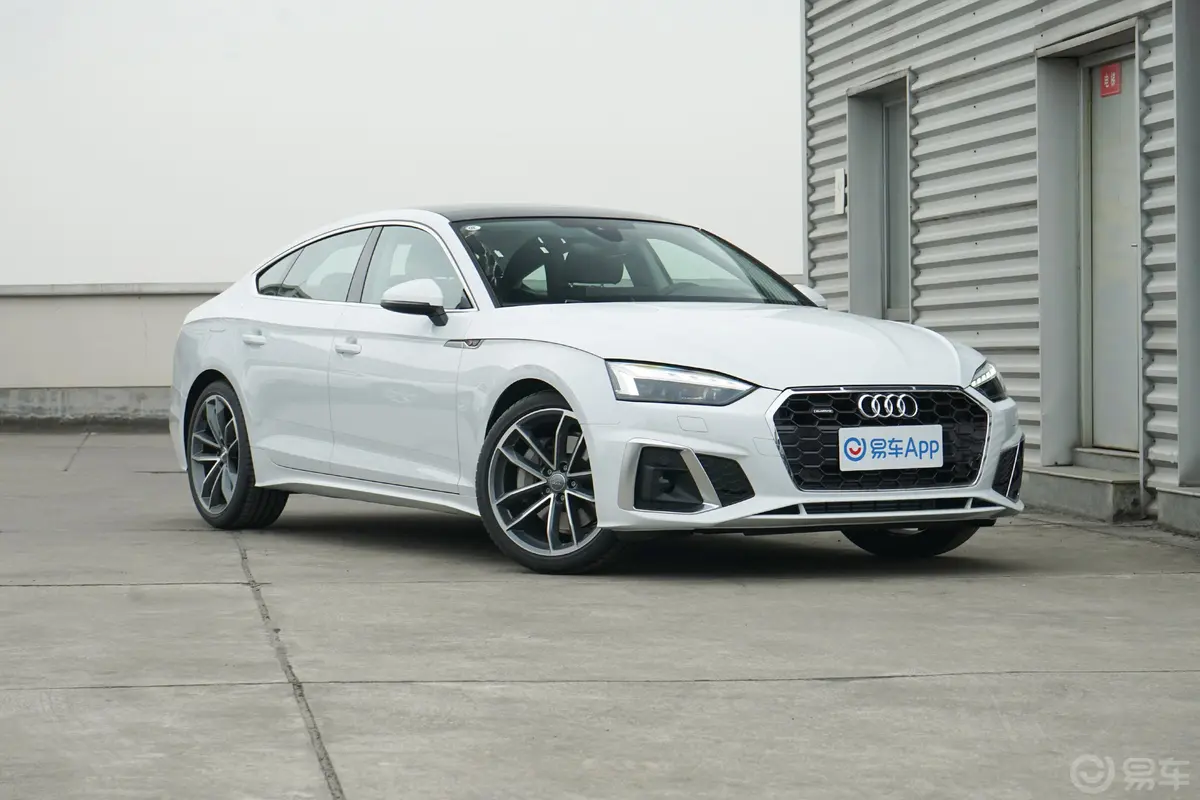 奥迪A5Sportback 45TFSI quattro 臻选动感型侧前45度车头向右水平