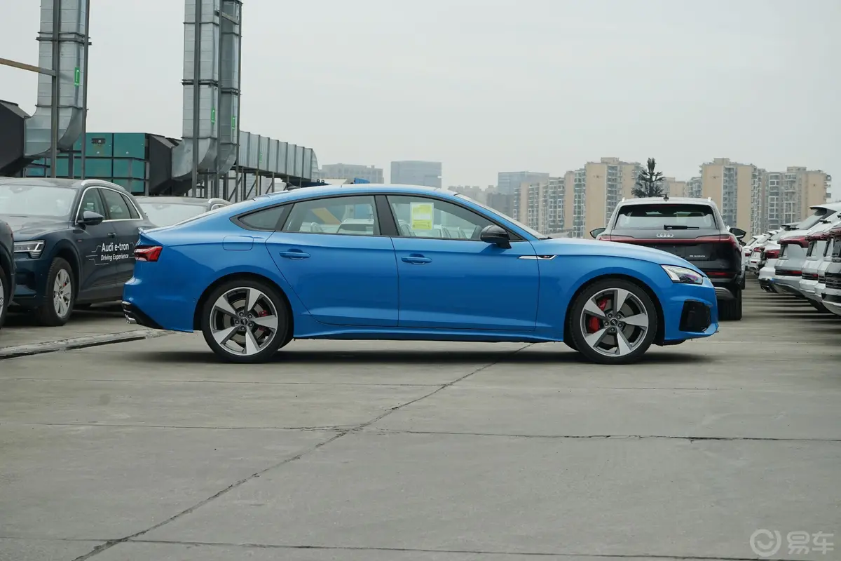 奥迪S53.0T Sportback正侧车头向右水平