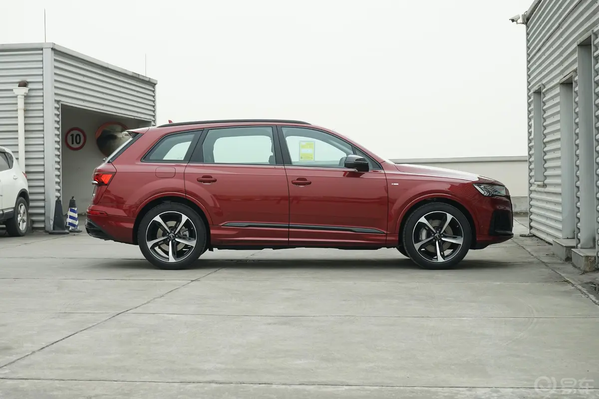 奥迪Q755 TFSI quattro S line 运动型正侧车头向右水平