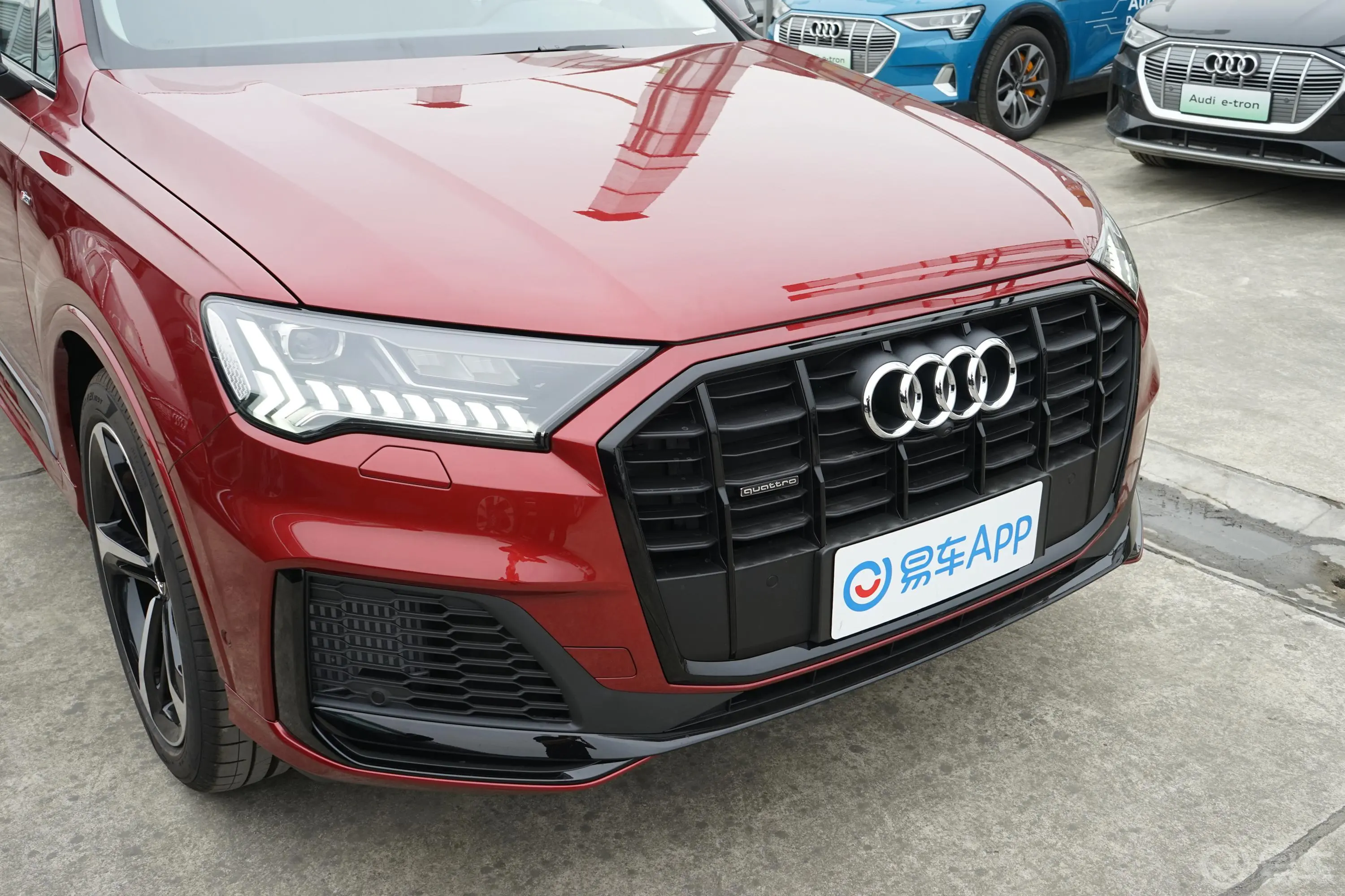 奥迪Q755 TFSI quattro S line 运动型前格栅侧俯拍