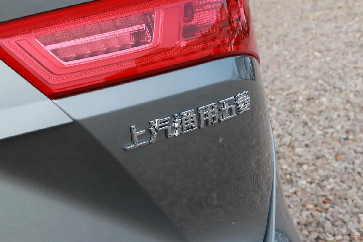 宝骏530全球车周年纪念版 1.5T CVT 尊贵互联型 6座外观