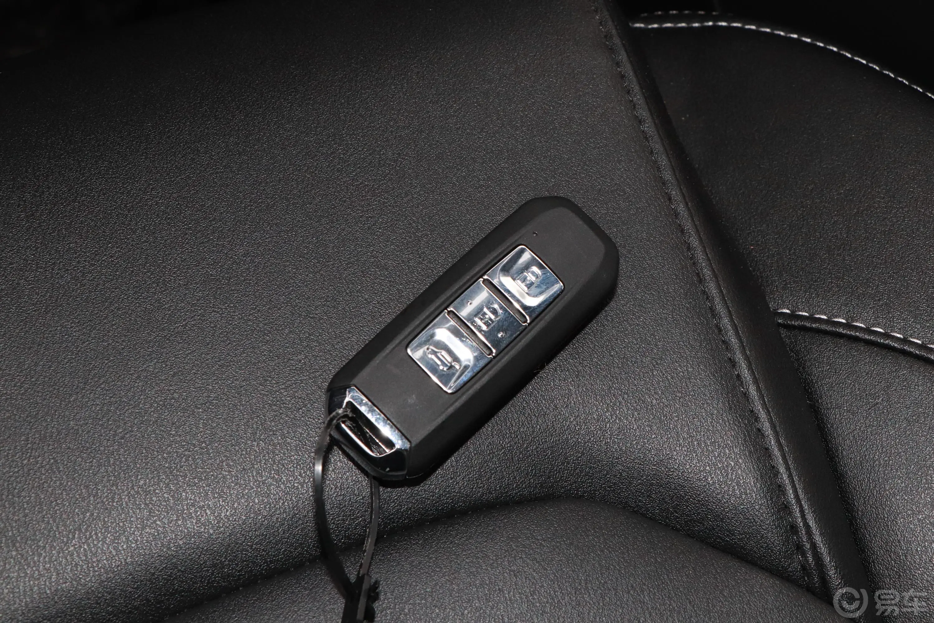 宝骏530全球车周年纪念版 1.5T CVT 尊贵互联型 6座钥匙正面