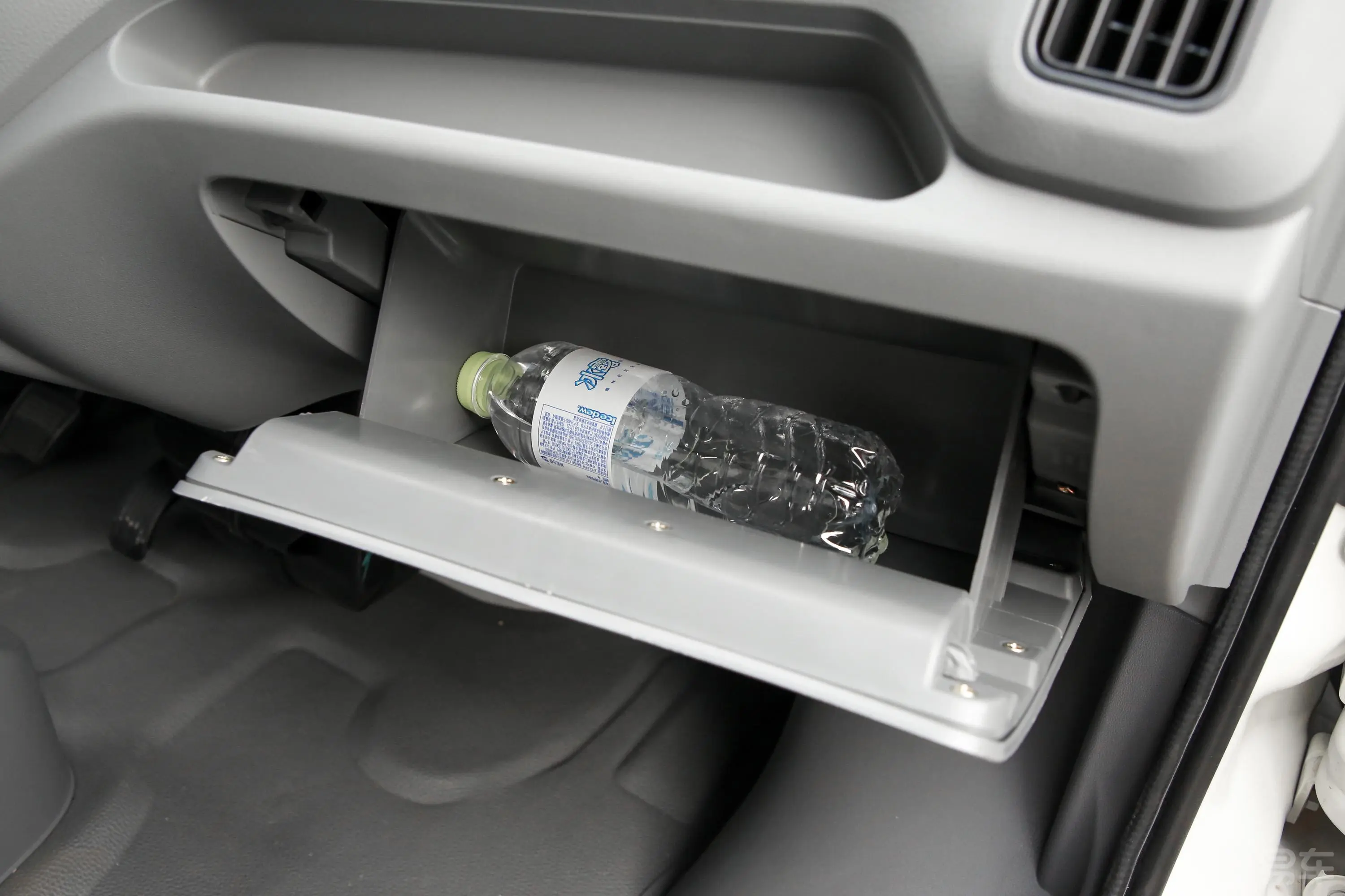 祥菱VV2国六 汽油1.6L 手动挡 单排厢式后双轮微卡 舒适型手套箱空间水瓶横置