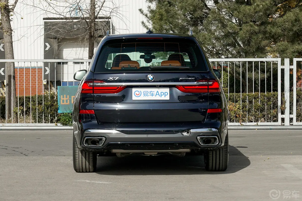 宝马X7xDrive40i 尊享型 M运动套装正后水平