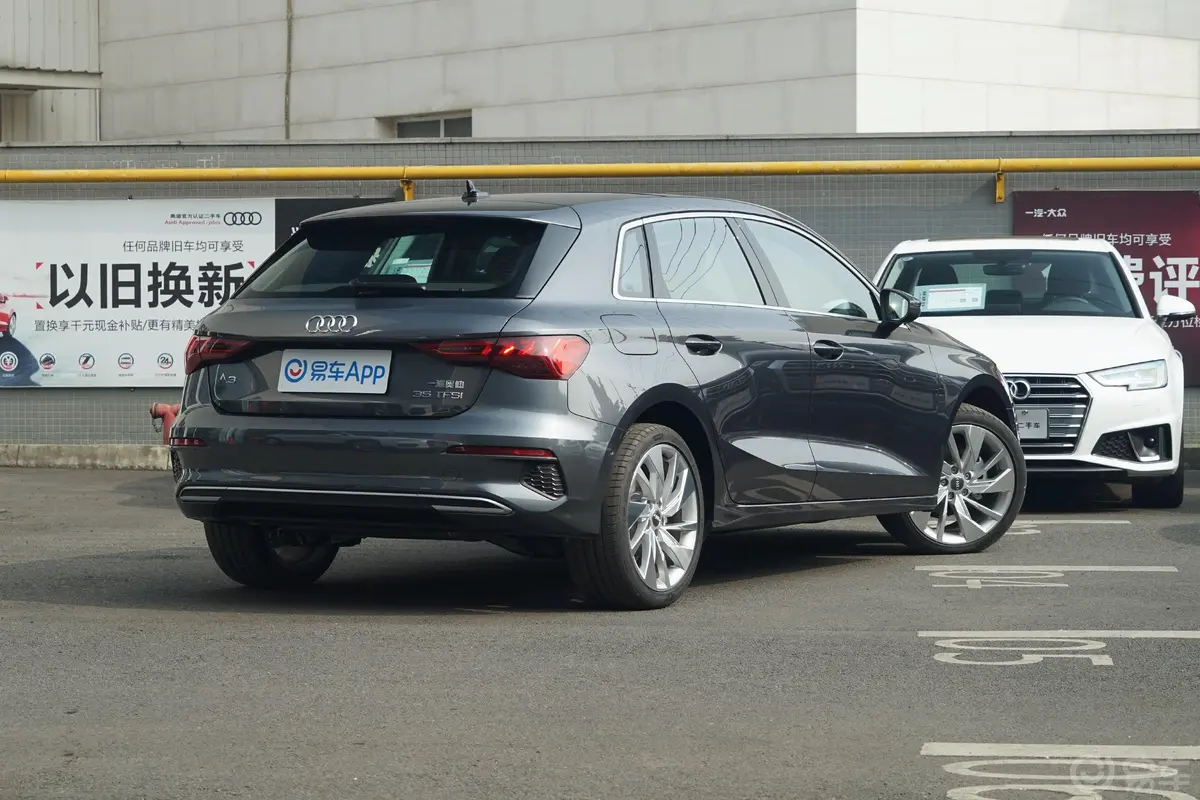 奥迪A3Sportback 35 TFSI 豪华致雅型侧后45度车头向右水平