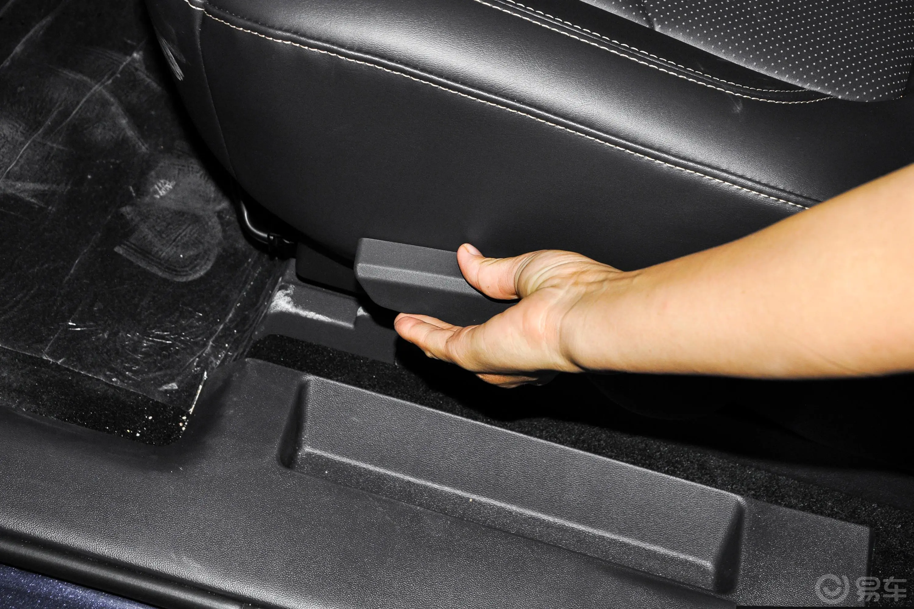 长安欧尚科赛ProGT 2.0T 自动 领航型后备箱内座椅放倒按钮