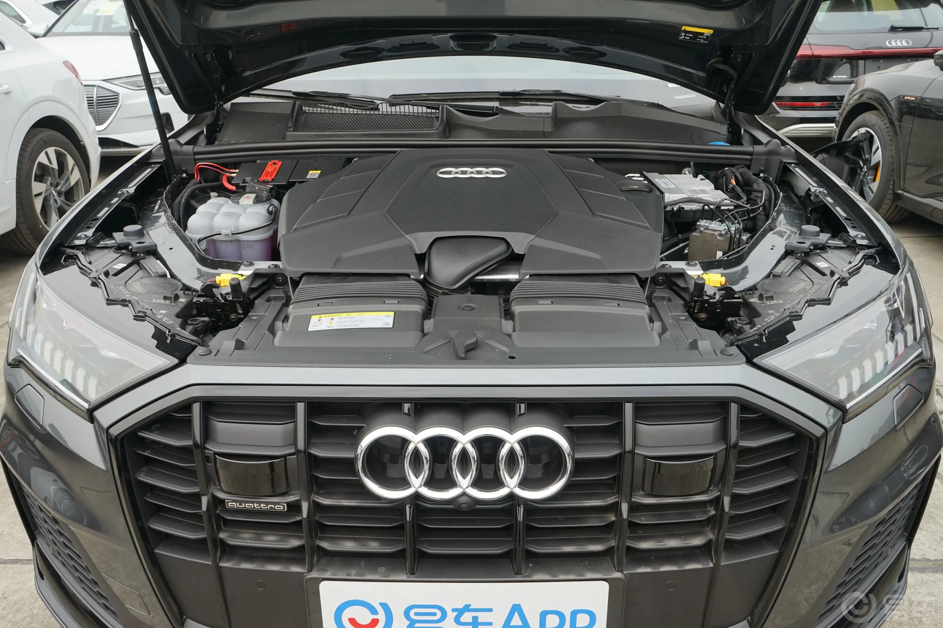 奥迪Q755 TFSI quattro S line 尊贵型发动机舱整体