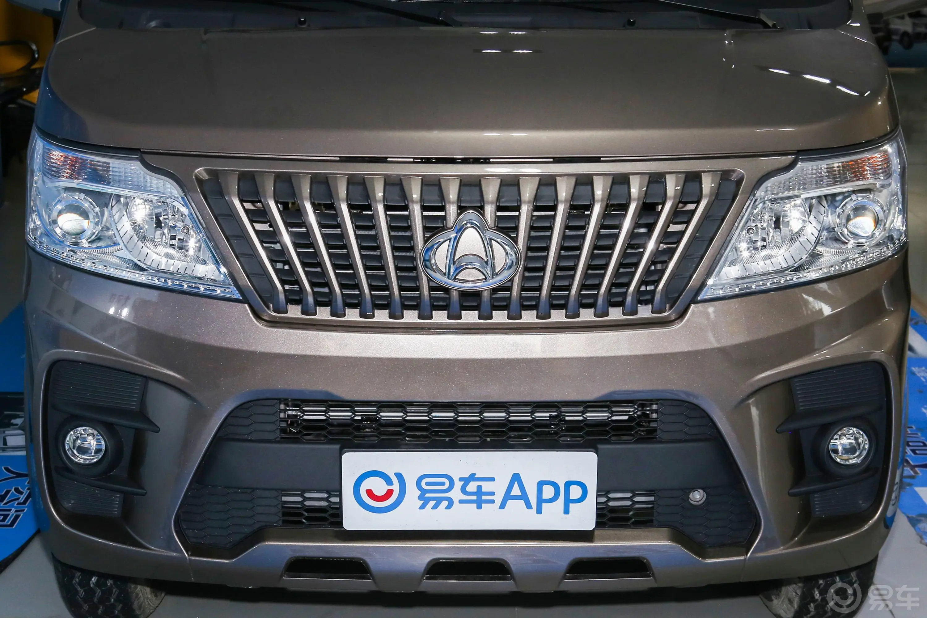 睿行M601.6L 手动 标准型CNG 6座 国VI外观