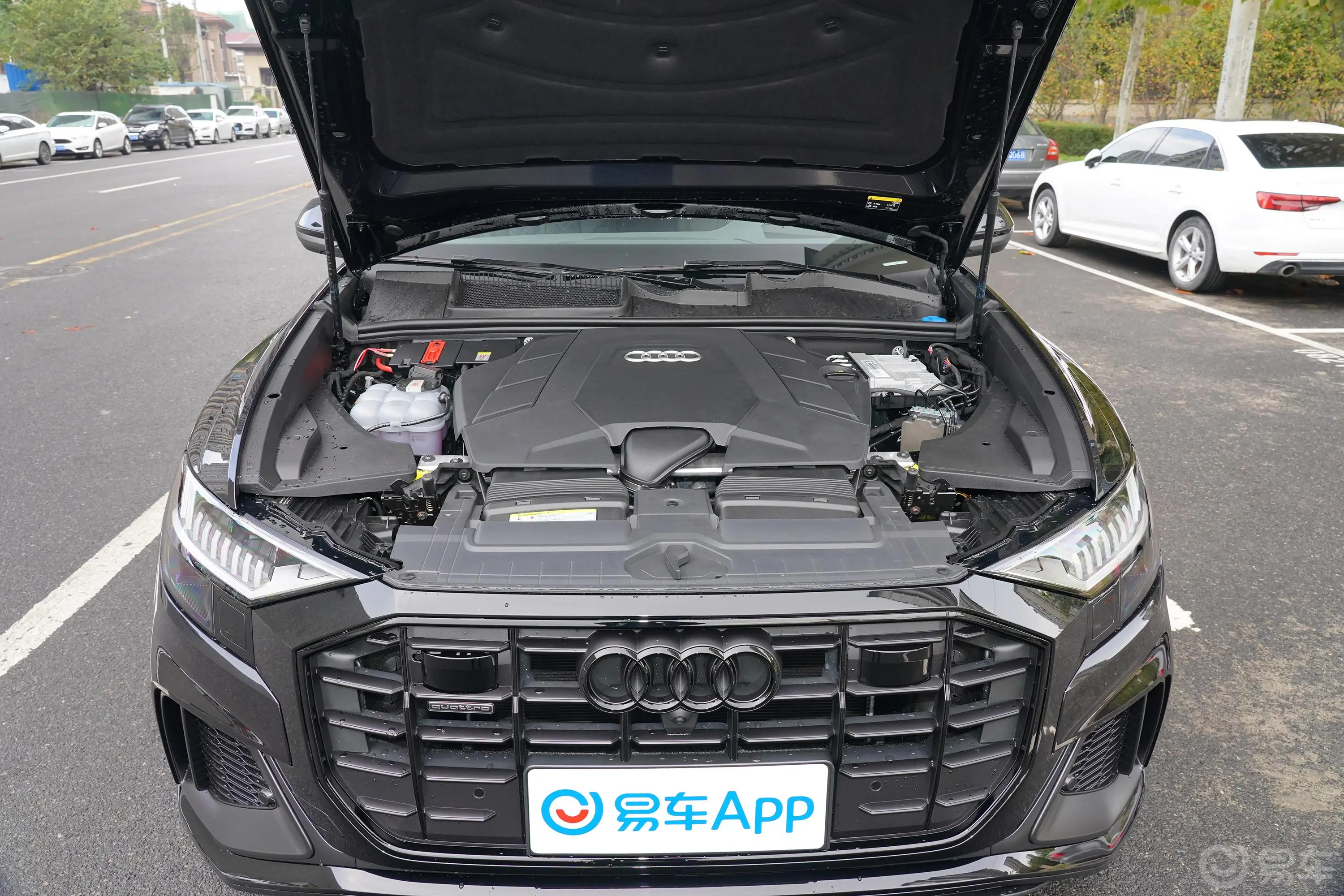 奥迪Q855 TFSI quattro 暗夜骑士限量版发动机舱整体