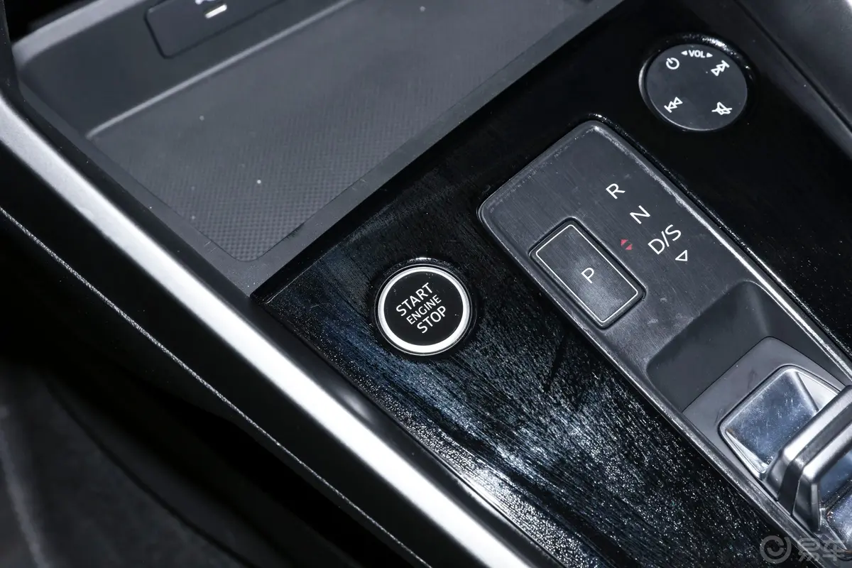 奥迪A3A3L Limousine 35 TFSI 豪华运动型钥匙孔或一键启动按键