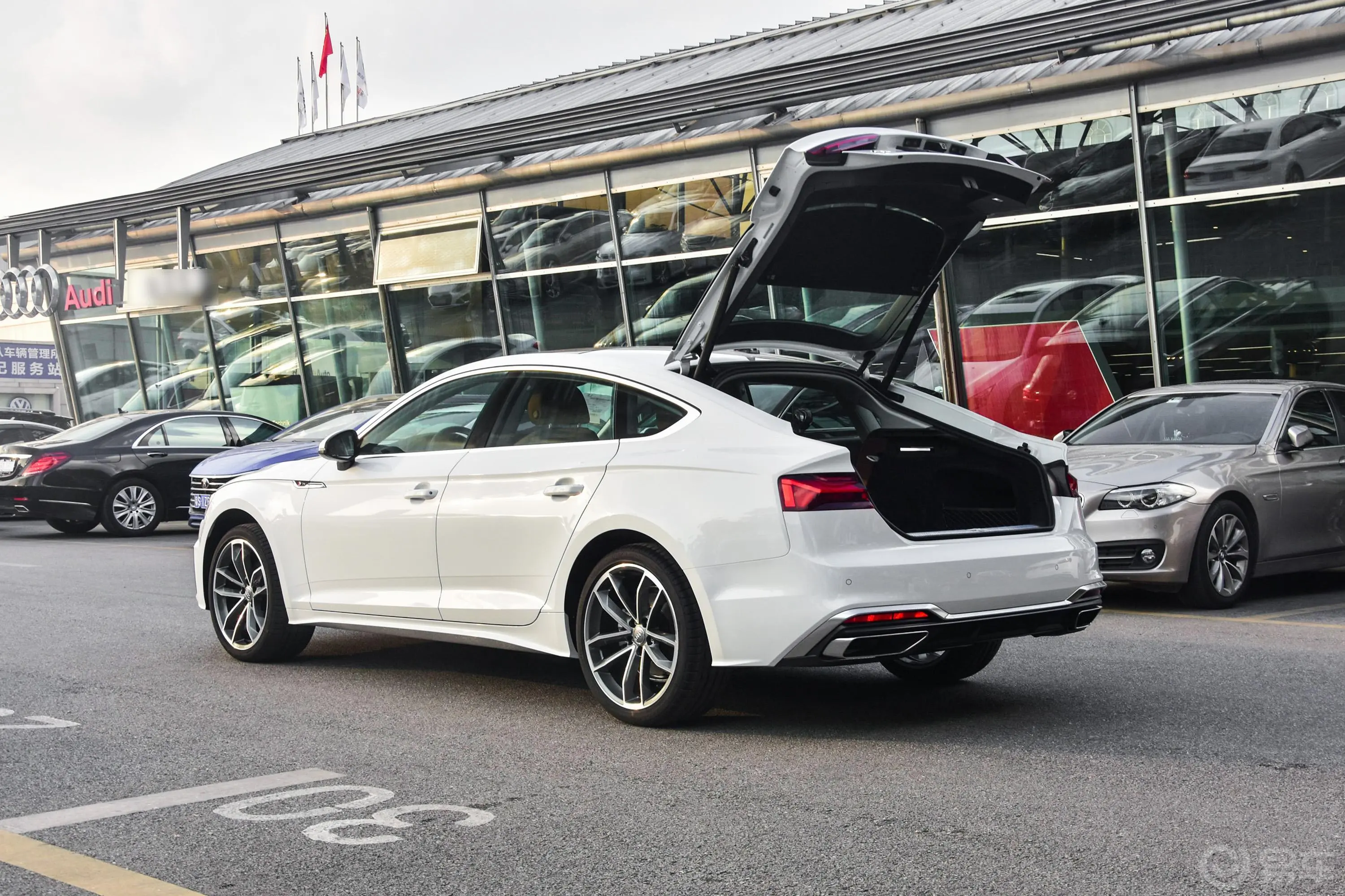 奥迪A5Sportback 40 TFSI quattro 豪华动感型后备厢开启45度侧拍