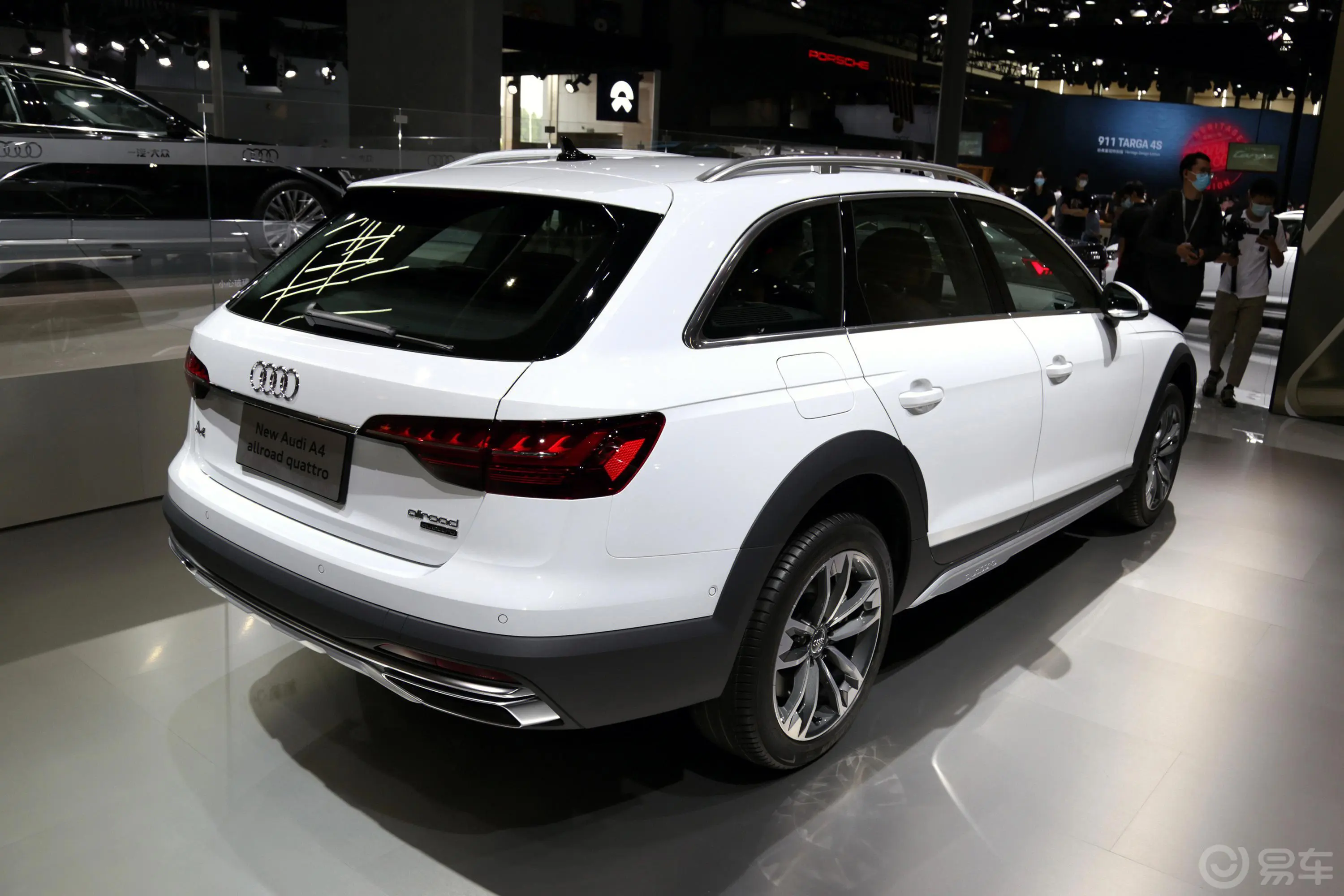 奥迪A4(进口)45TFSI allroad quattro 探索家版侧后45度车头向左水平