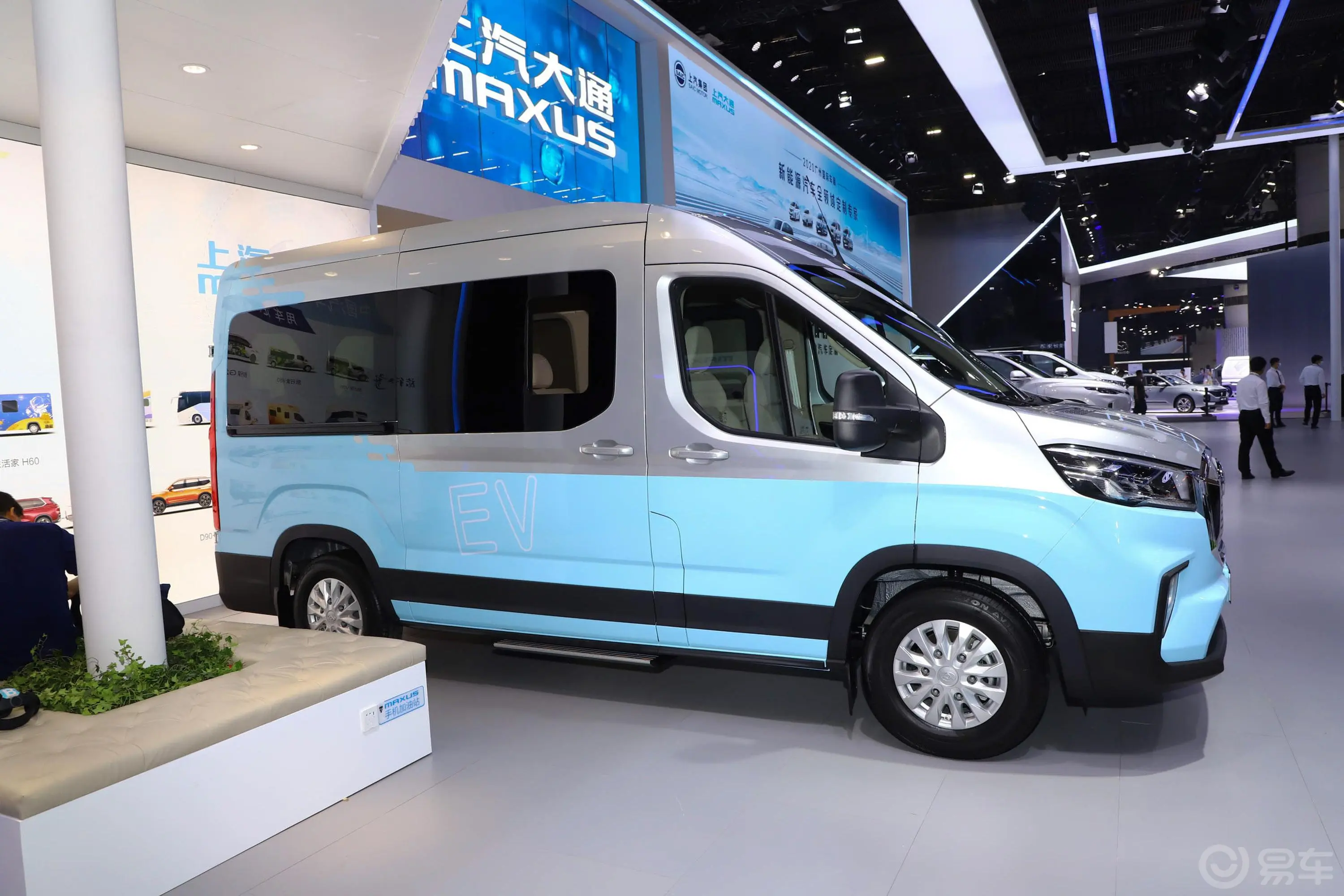 新途EV90非营运版客车 加长轴 88.55kWh 14座外观