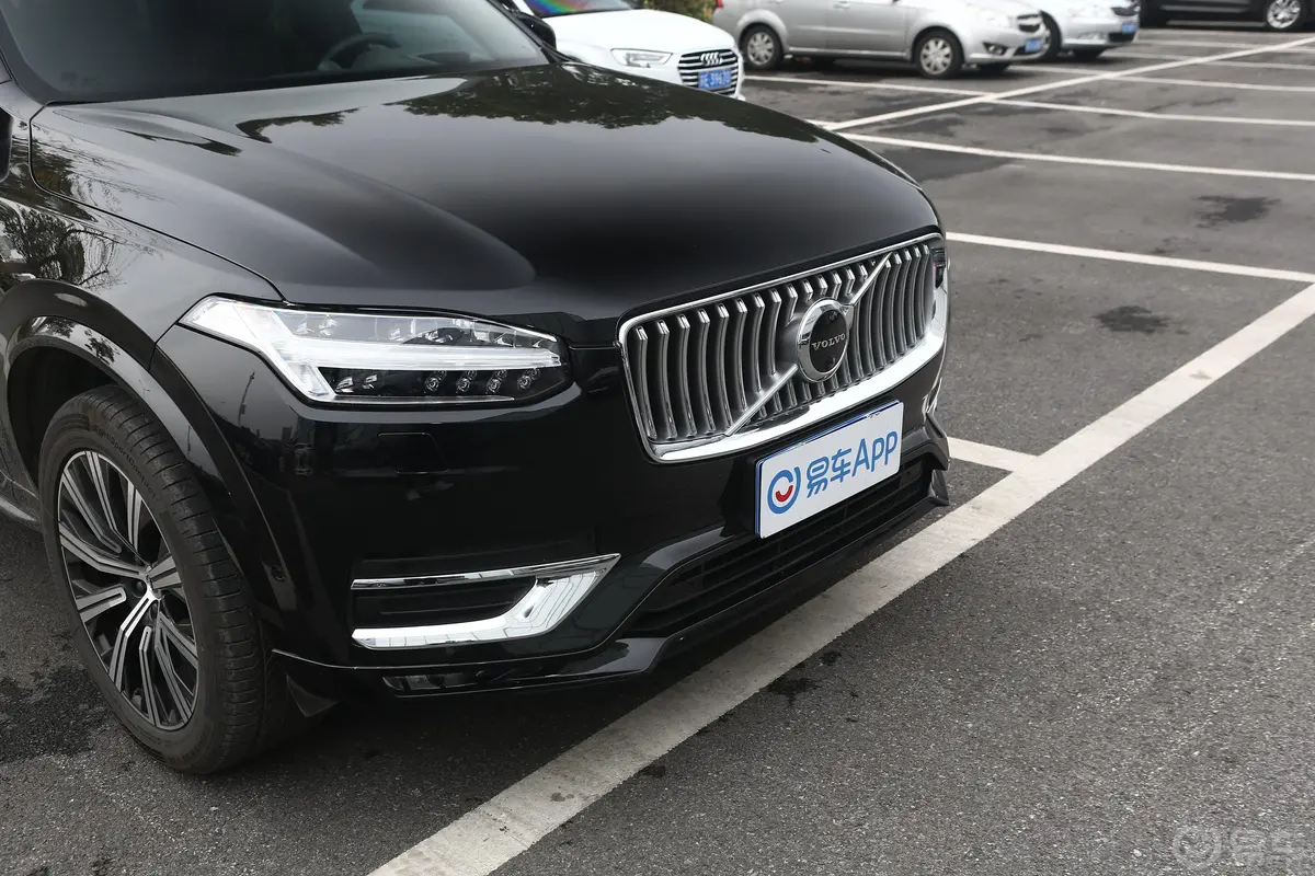 沃尔沃XC90新能源RECHARGE T8 智尊豪华版前格栅侧俯拍