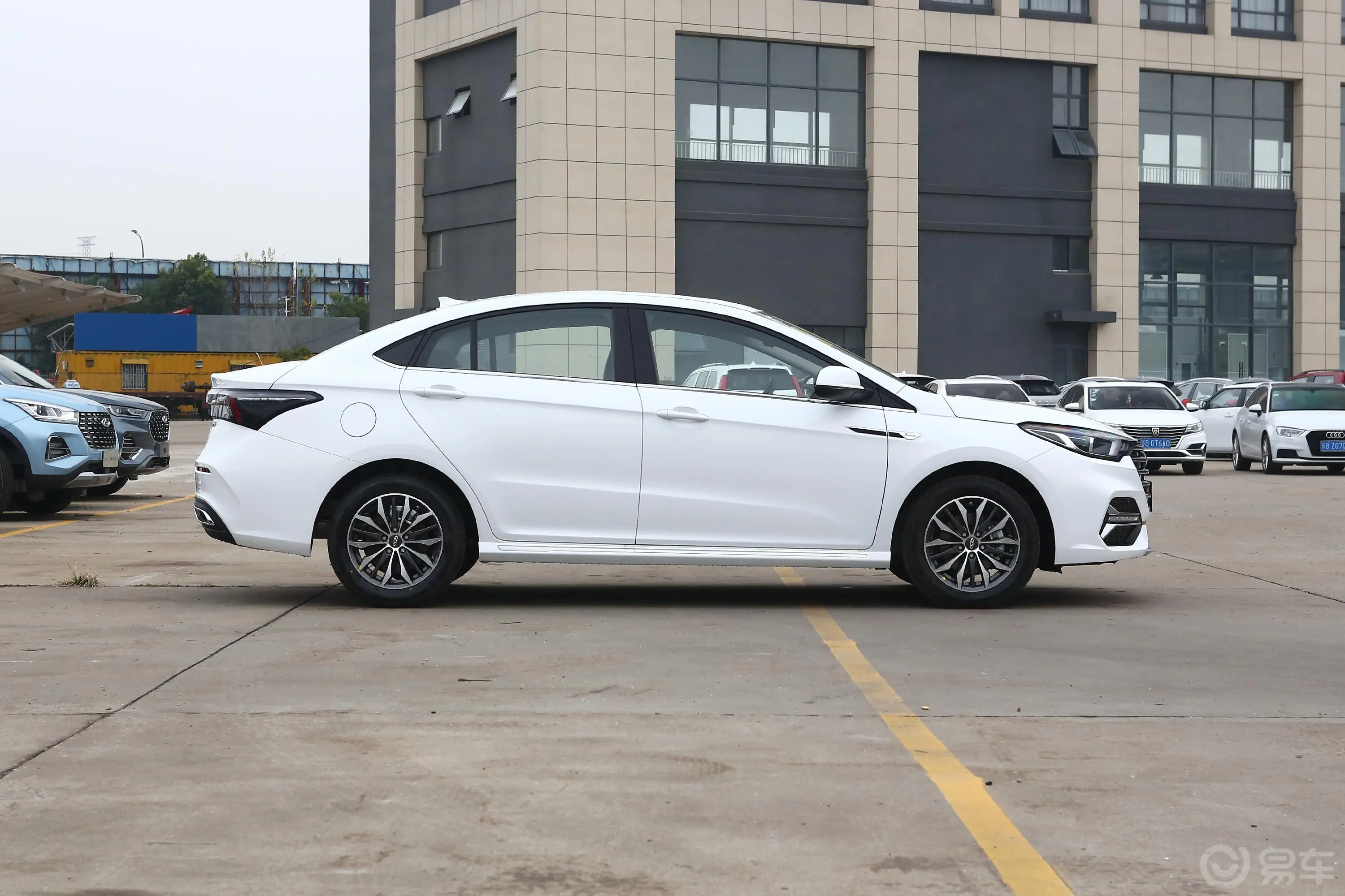 艾瑞泽5 PLUS小泽 1.5T CVT 享PLUS正侧车头向右水平