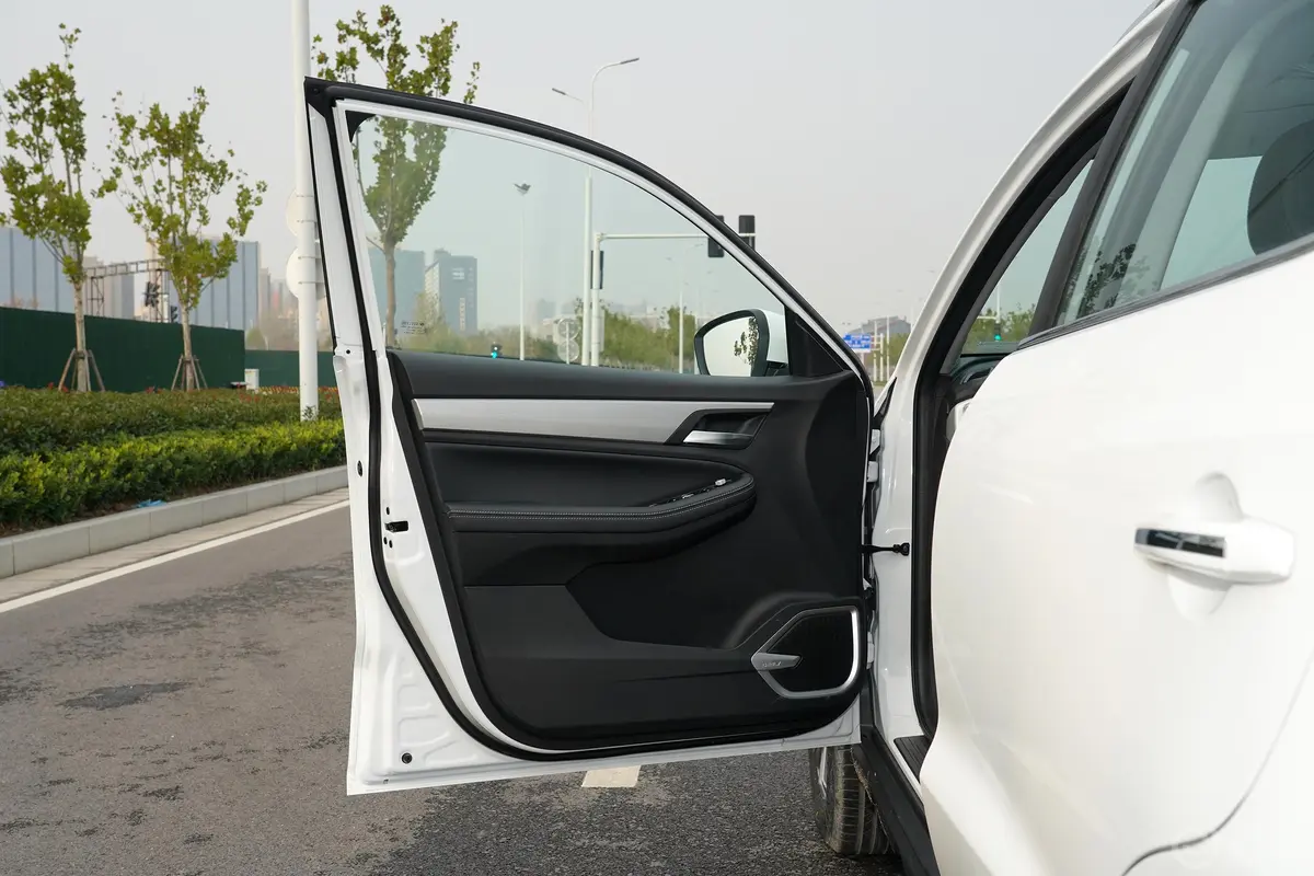 远景X61.4T 自动 豪华型驾驶员侧前车门