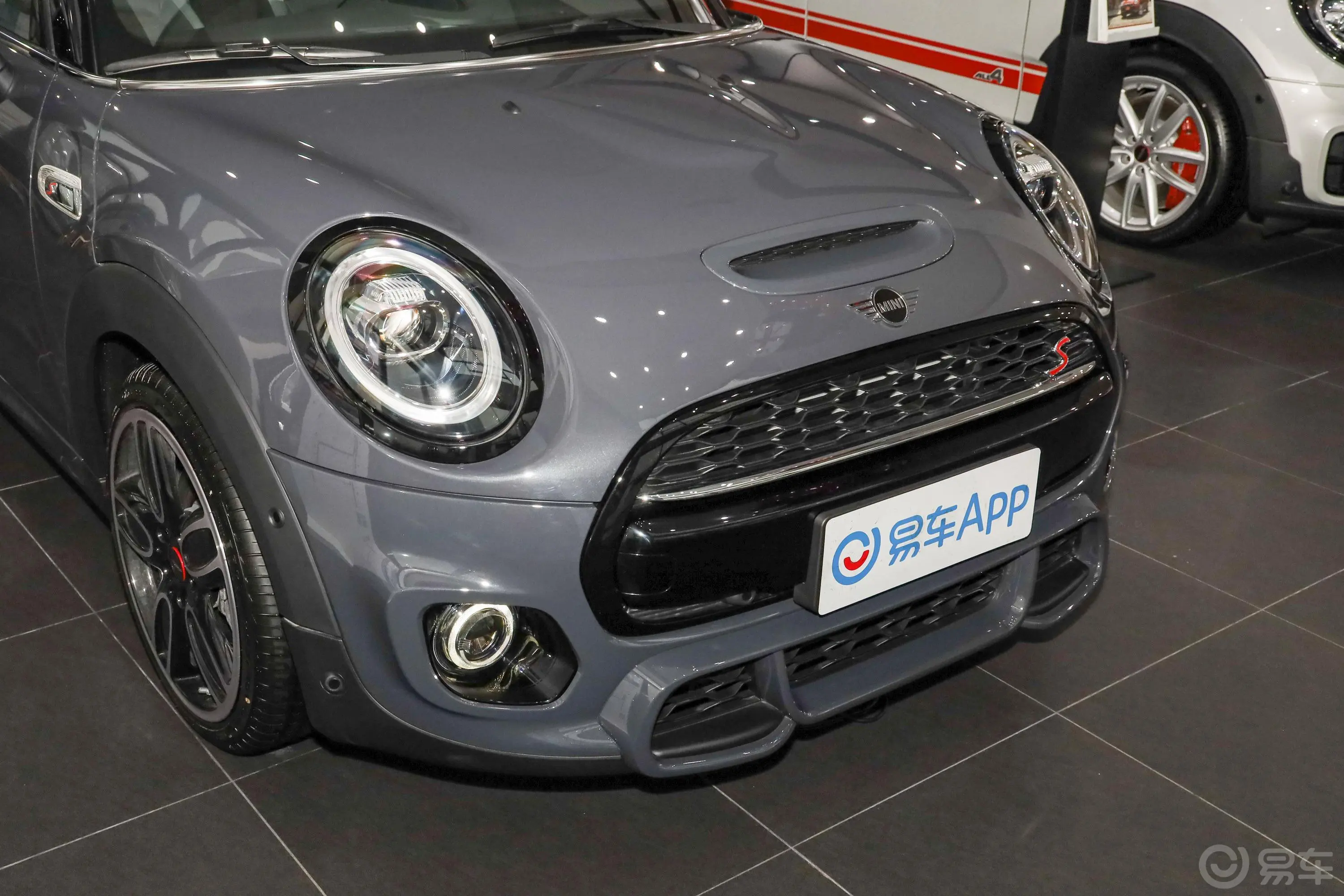 MINI2.0T COOPER S 赛车手 五门版前格栅侧俯拍