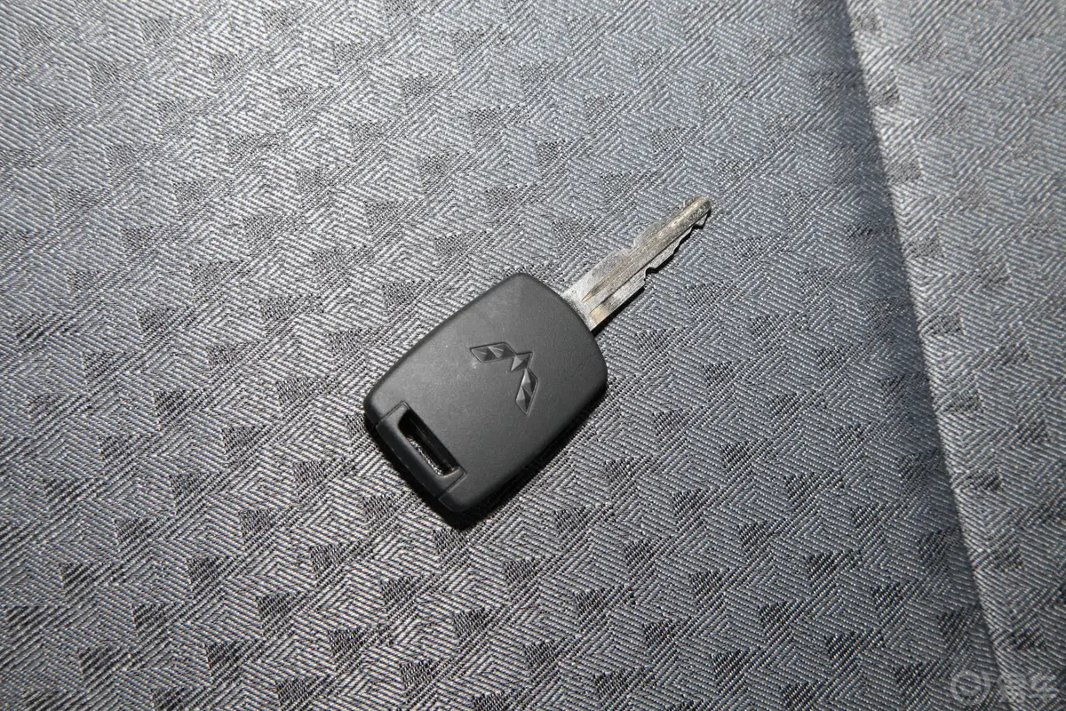 五菱荣光新卡汽车下乡版 1.5L 手动双排标准型钥匙正面