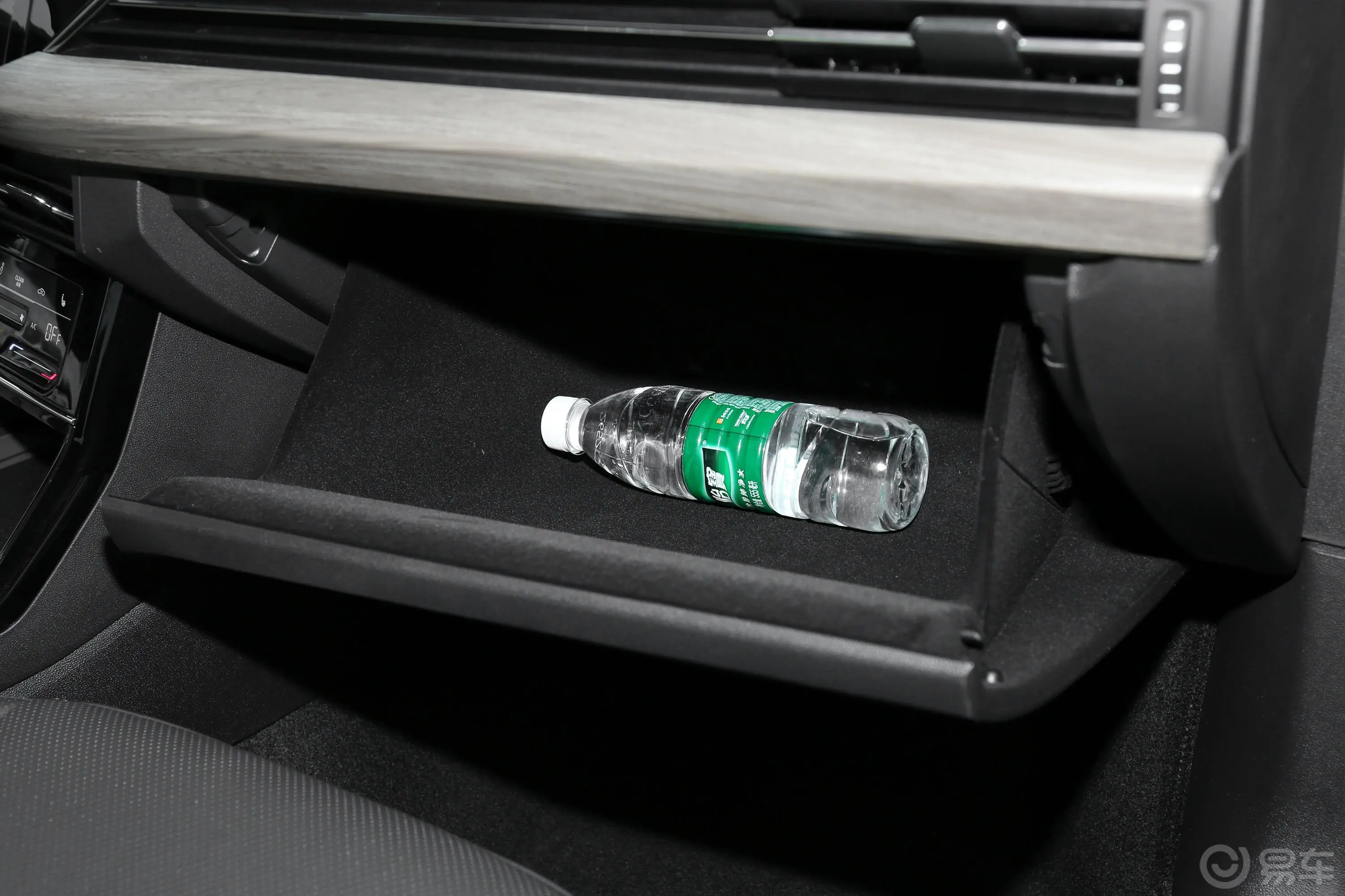 帕萨特 插电混动改款 430PHEV 混动豪华版手套箱空间水瓶横置