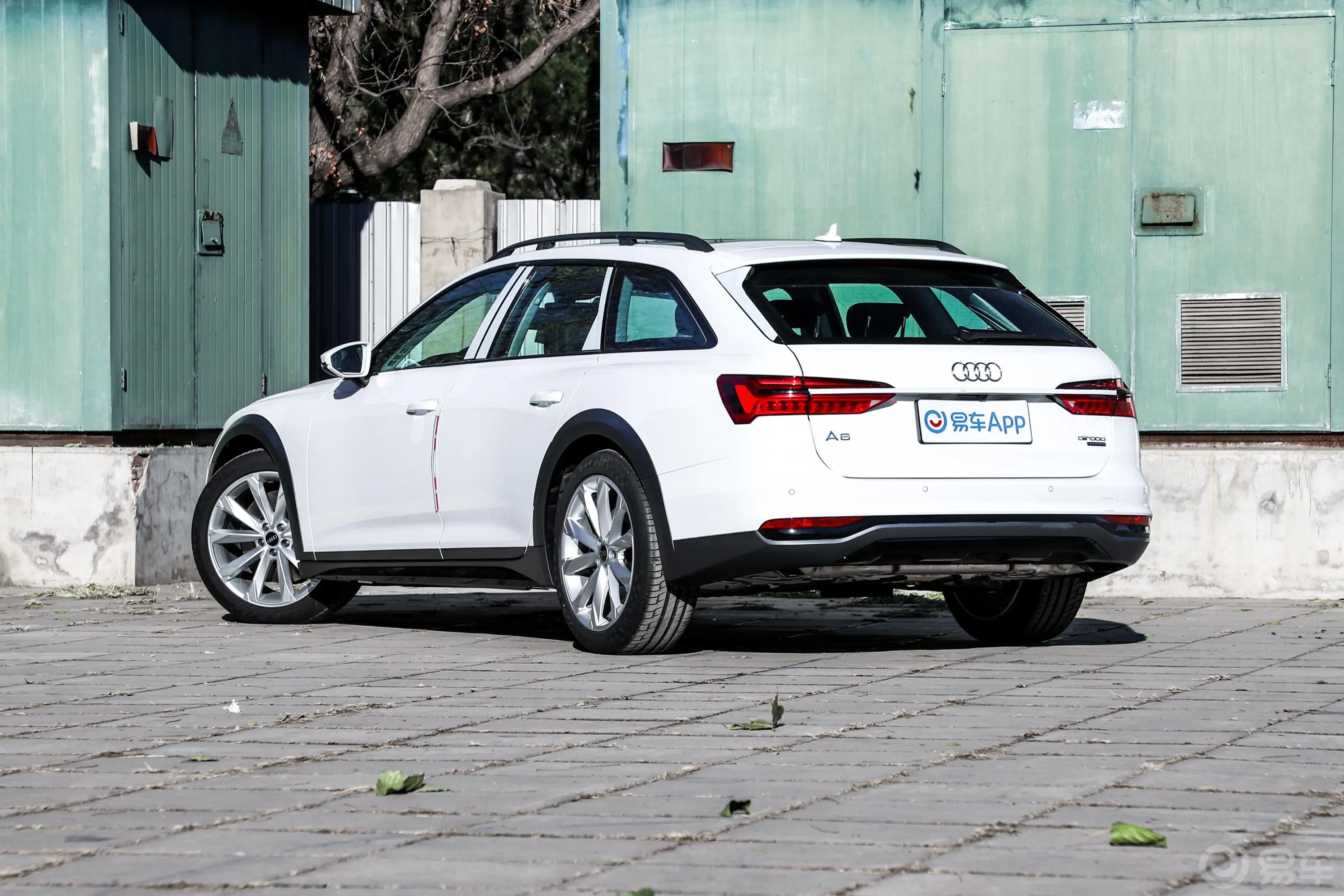 奥迪A6Allroad quattro 探索家 55 TFSI 尊享越野型侧后45度车头向左水平