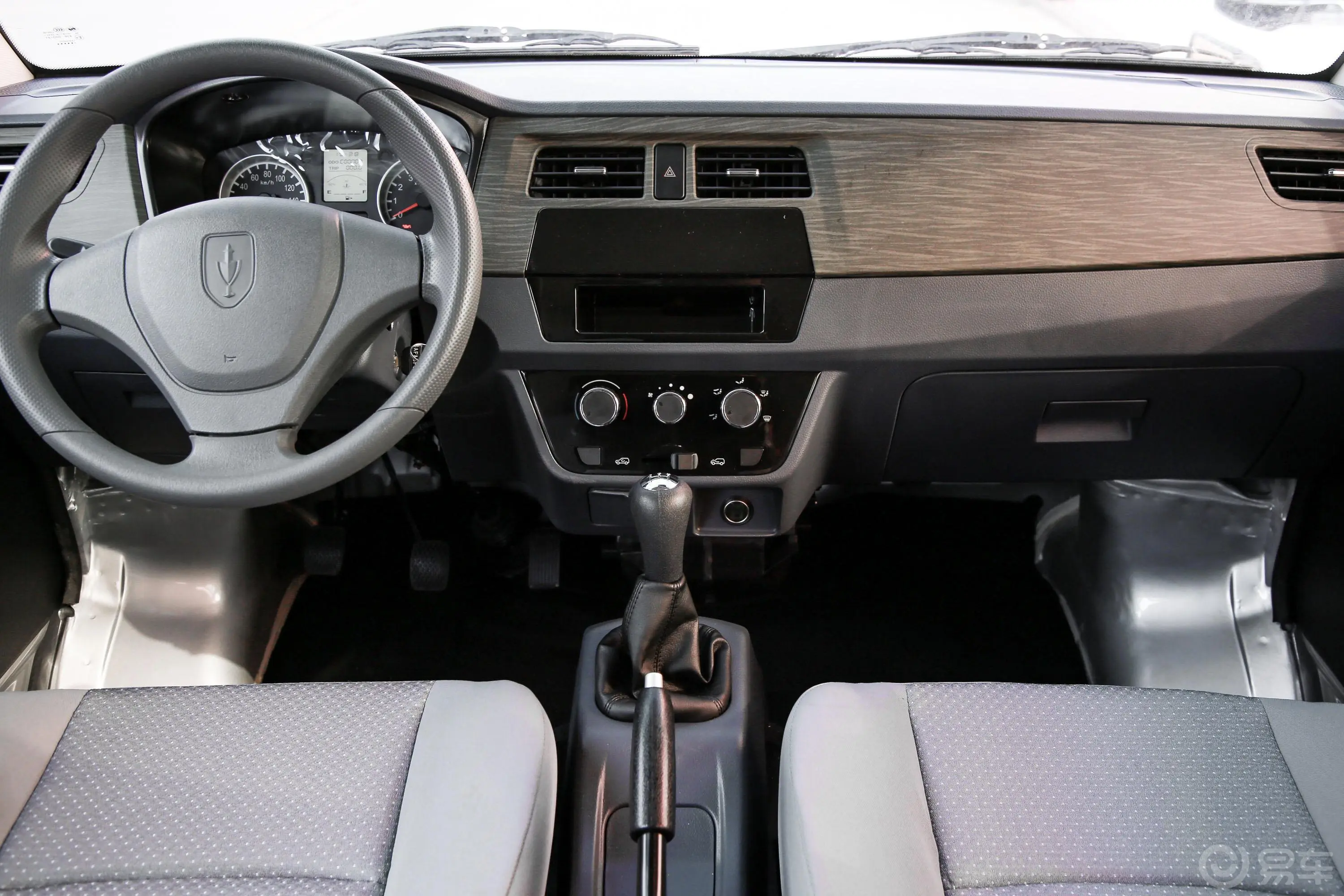 金杯小海狮X30客车 1.5L 手动 标准中央空调EPS版 5/6/7座 国VI中控台整体